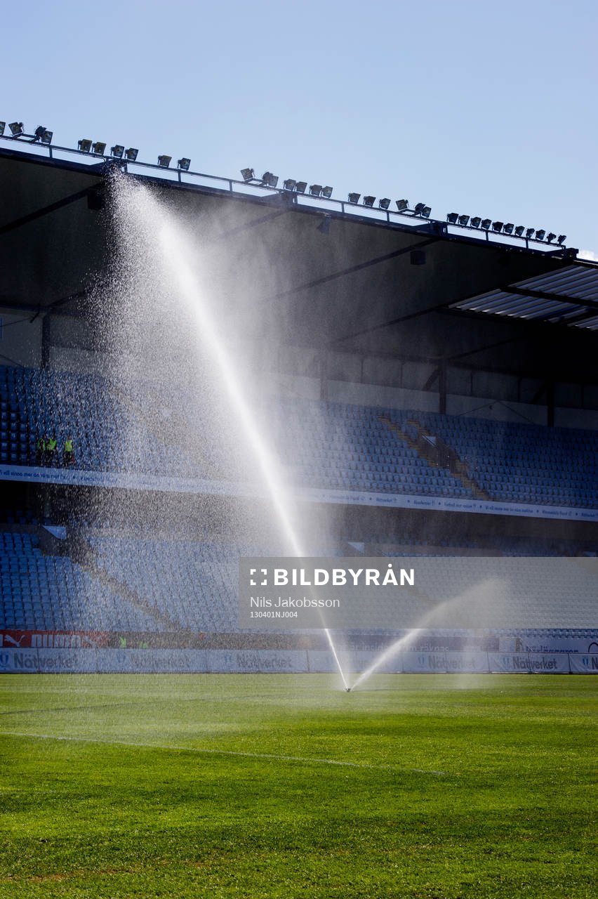 gräset vattnas på Swedbank stadion