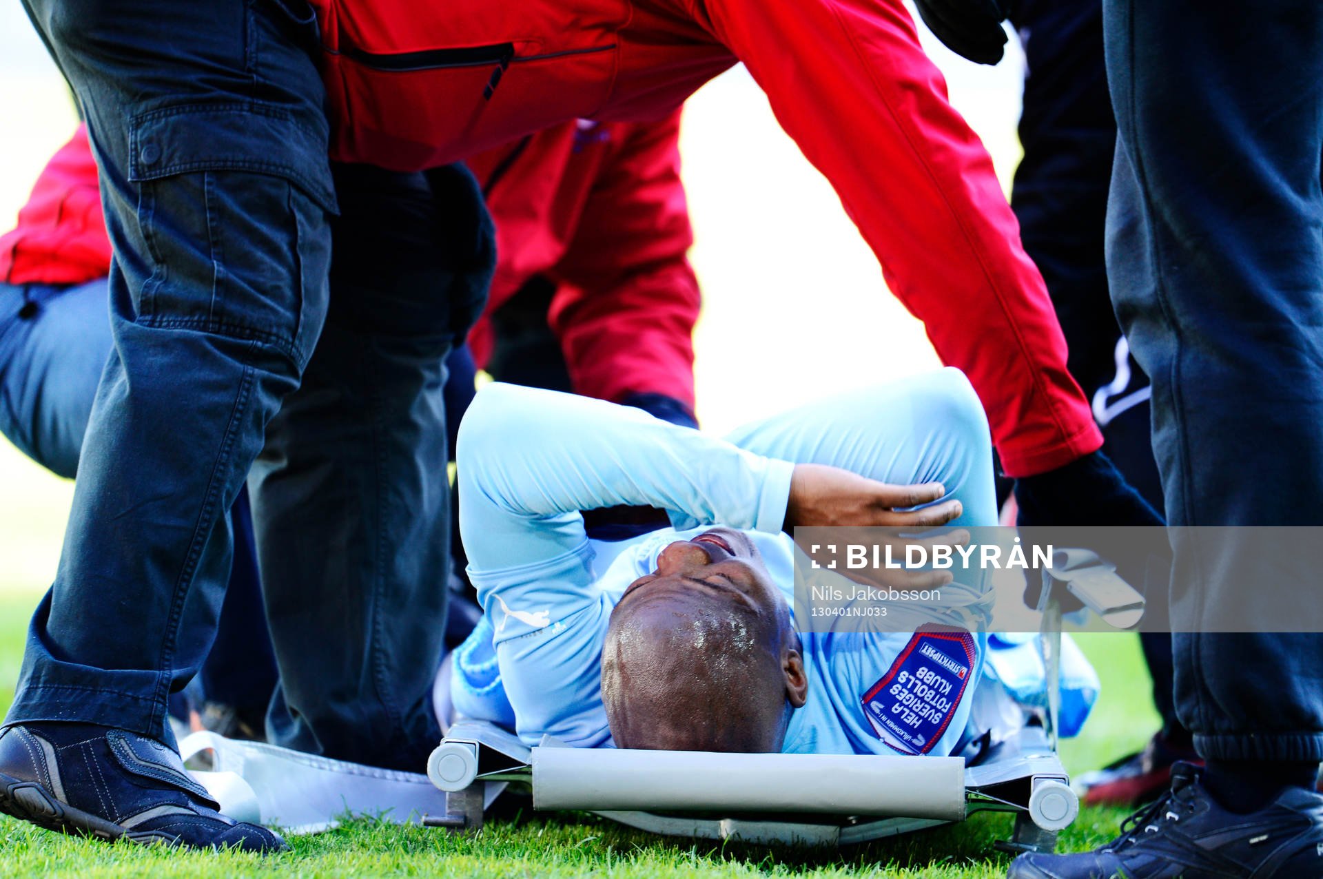 Fotboll, Allsvenskan, Malmö FF - Halmstad: Målskytten Tokelo Rantie, Malmö FF bärs ut på bår, skadad.