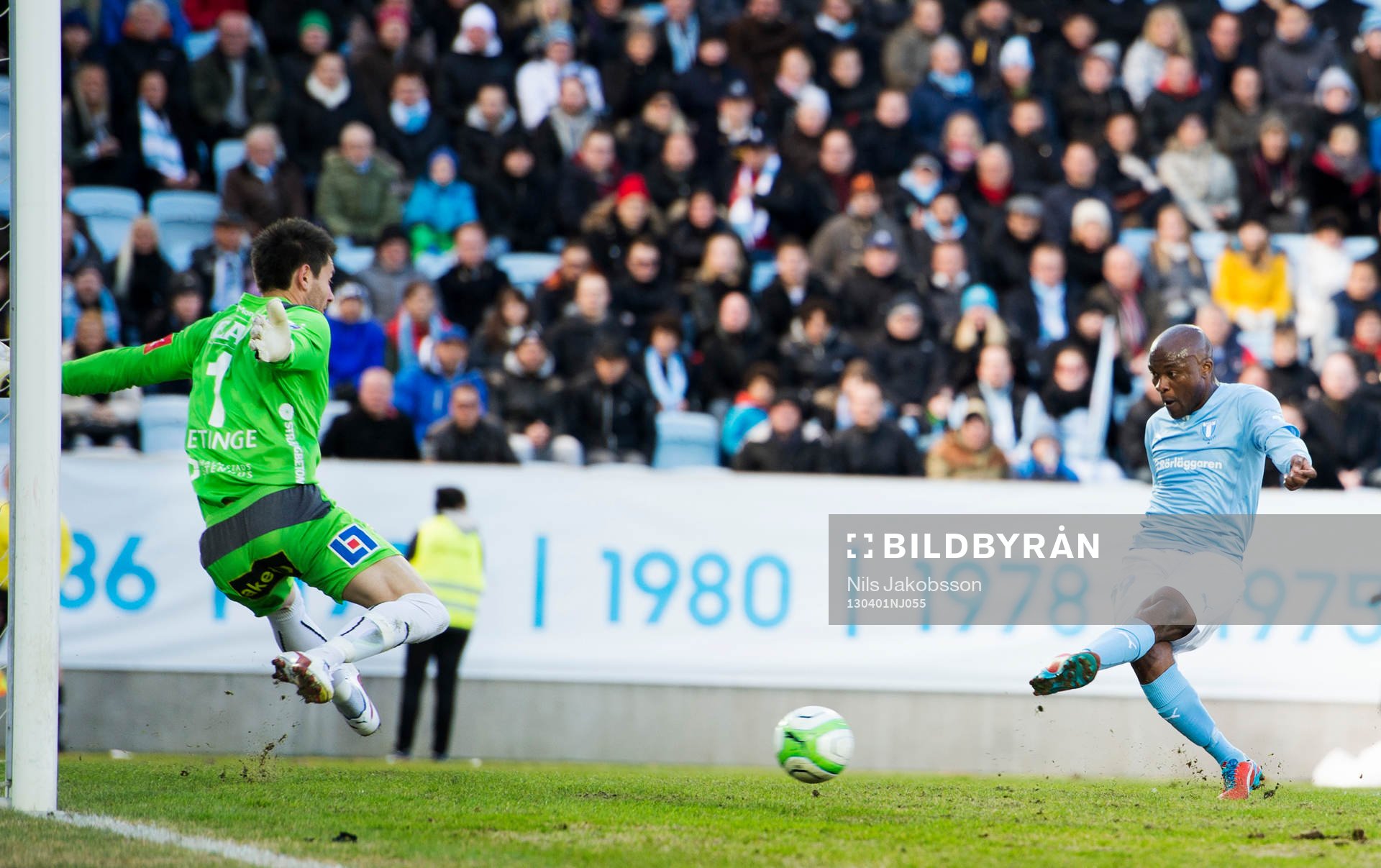 Fotboll, Allsvenskan, Malmö FF - Halmstad: Tokelo Rantie, Malmö FF, gör mål men är offside.