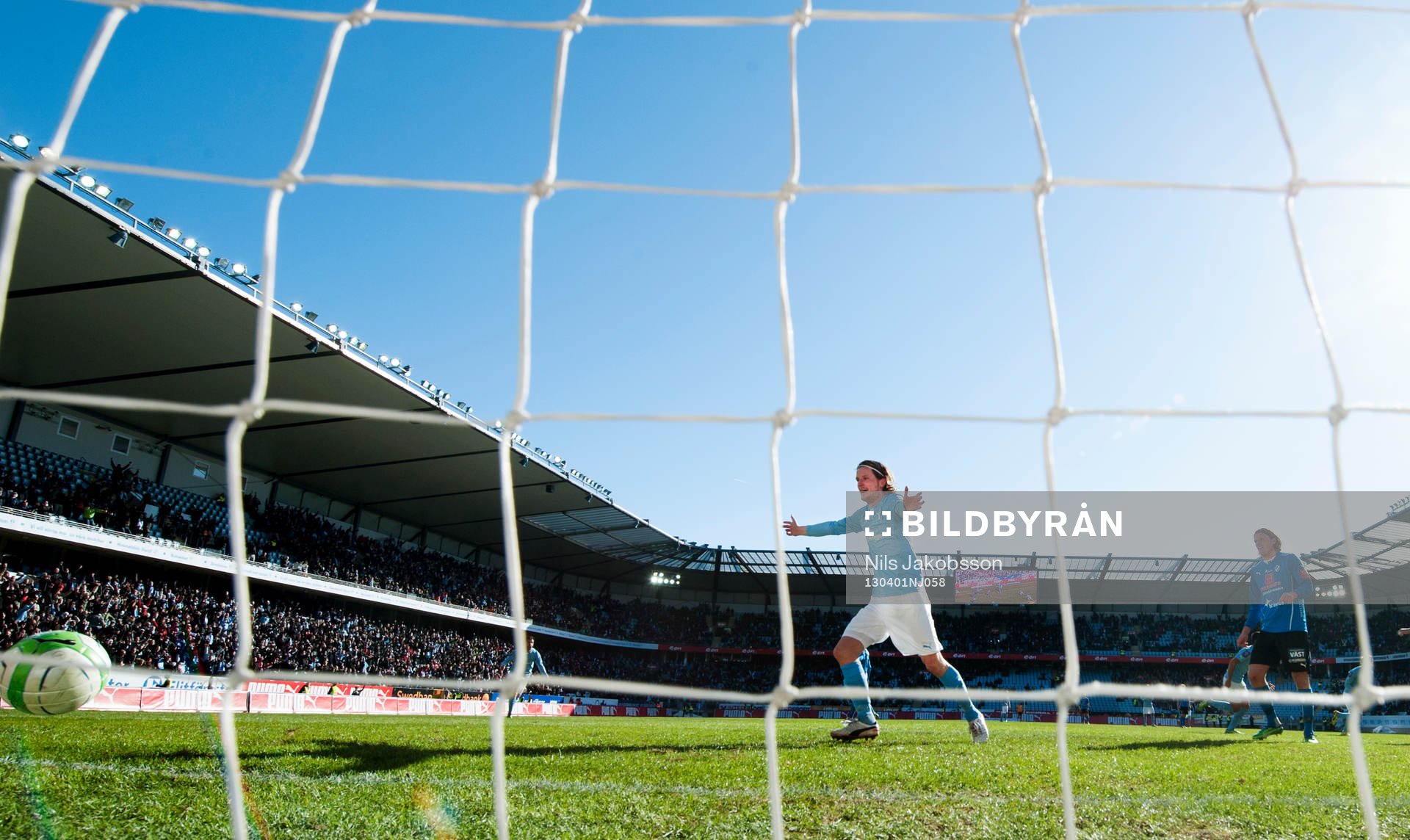 Fotboll, Allsvenskan, Malmö FF - Halmstad: Tokelo Rantie gör mål och Erik Friberg, Malmö FF, blir glad även han.