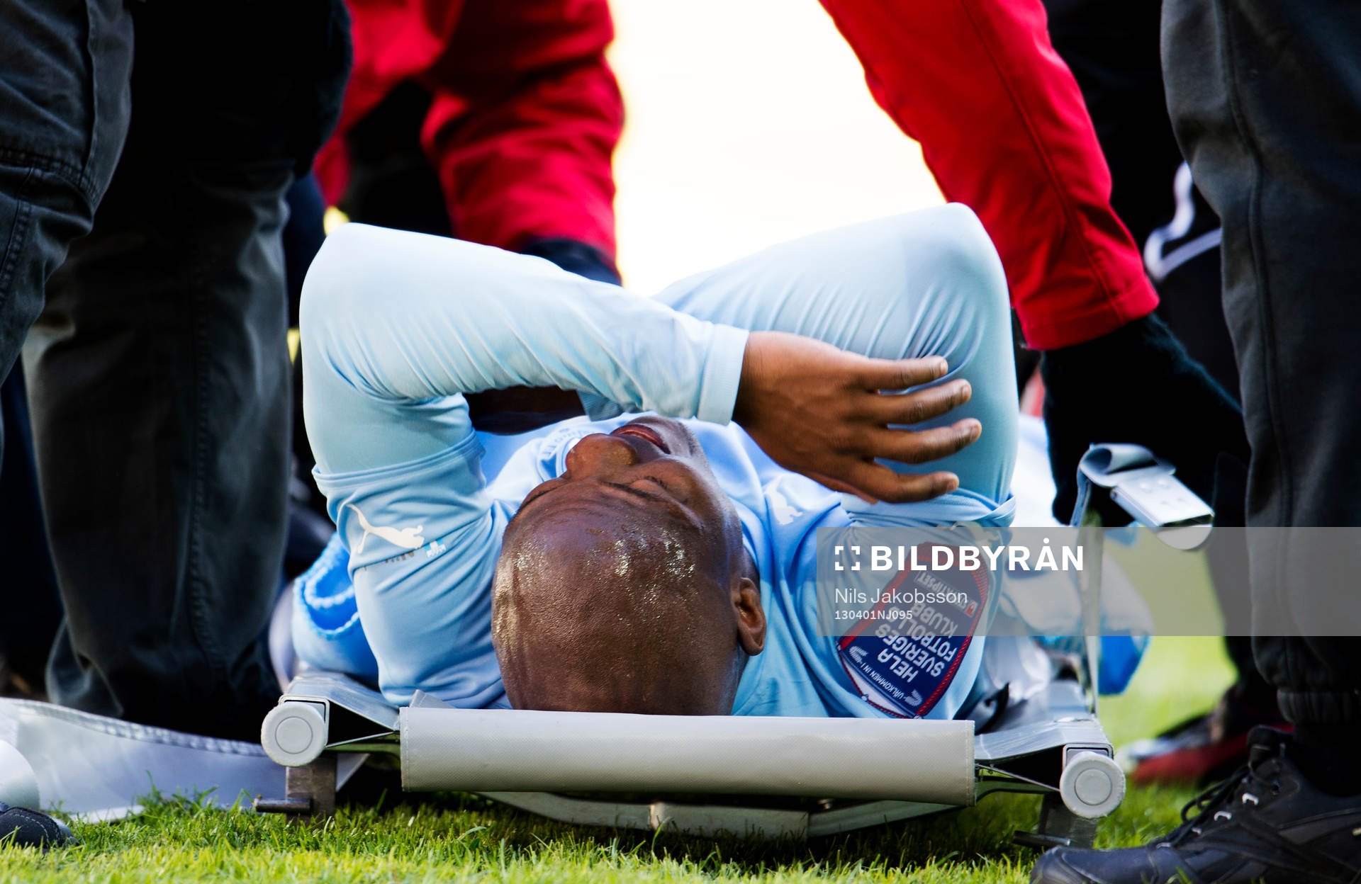 Tokelo Rantie, Malmö FF, bärs ut på bår skadad