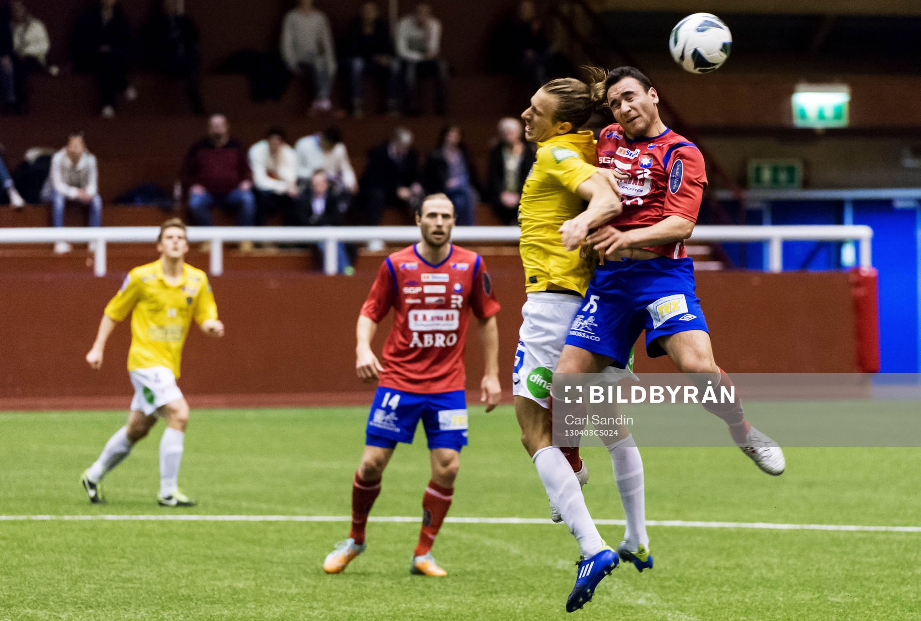 Fotboll, Svenska Cupen, Kvartsfinal, Falkenberg - Örgryte: Tobias Carlsson, Falkenberg, i nickduell med Ricky Yarsuvat, Örgryte.