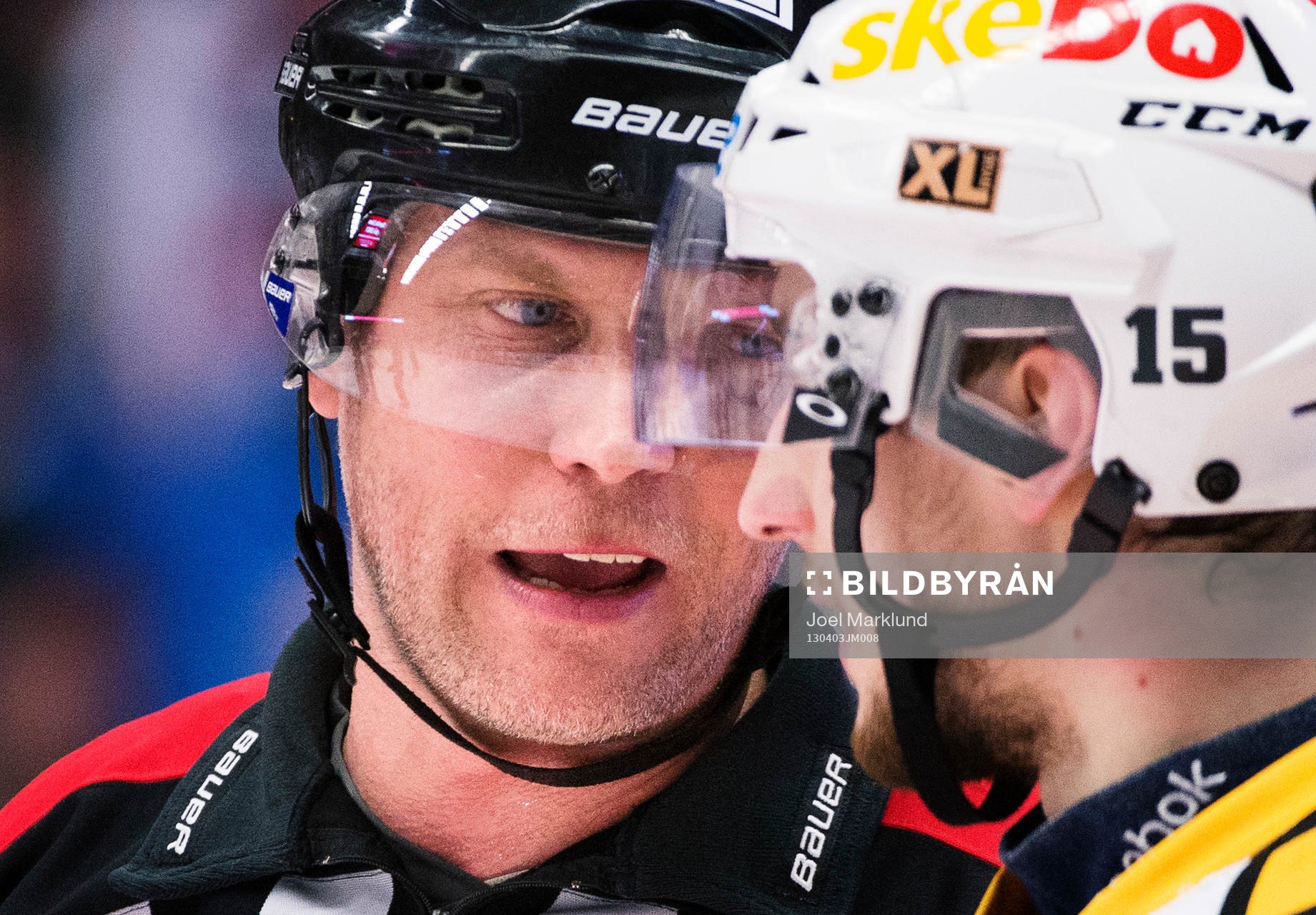 Ulf Rönnmark, domare, pratar med Melker Karlsson,