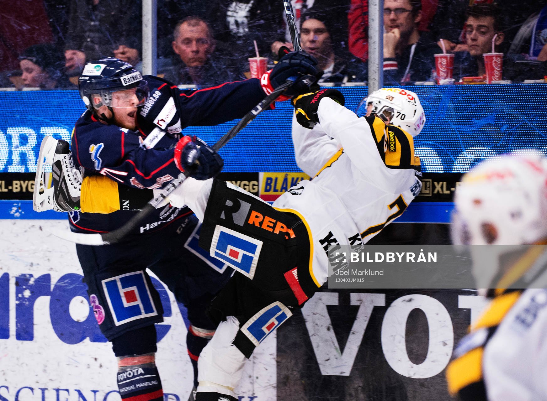 Christopher Fish, Linköping, tacklar John Klingberg,