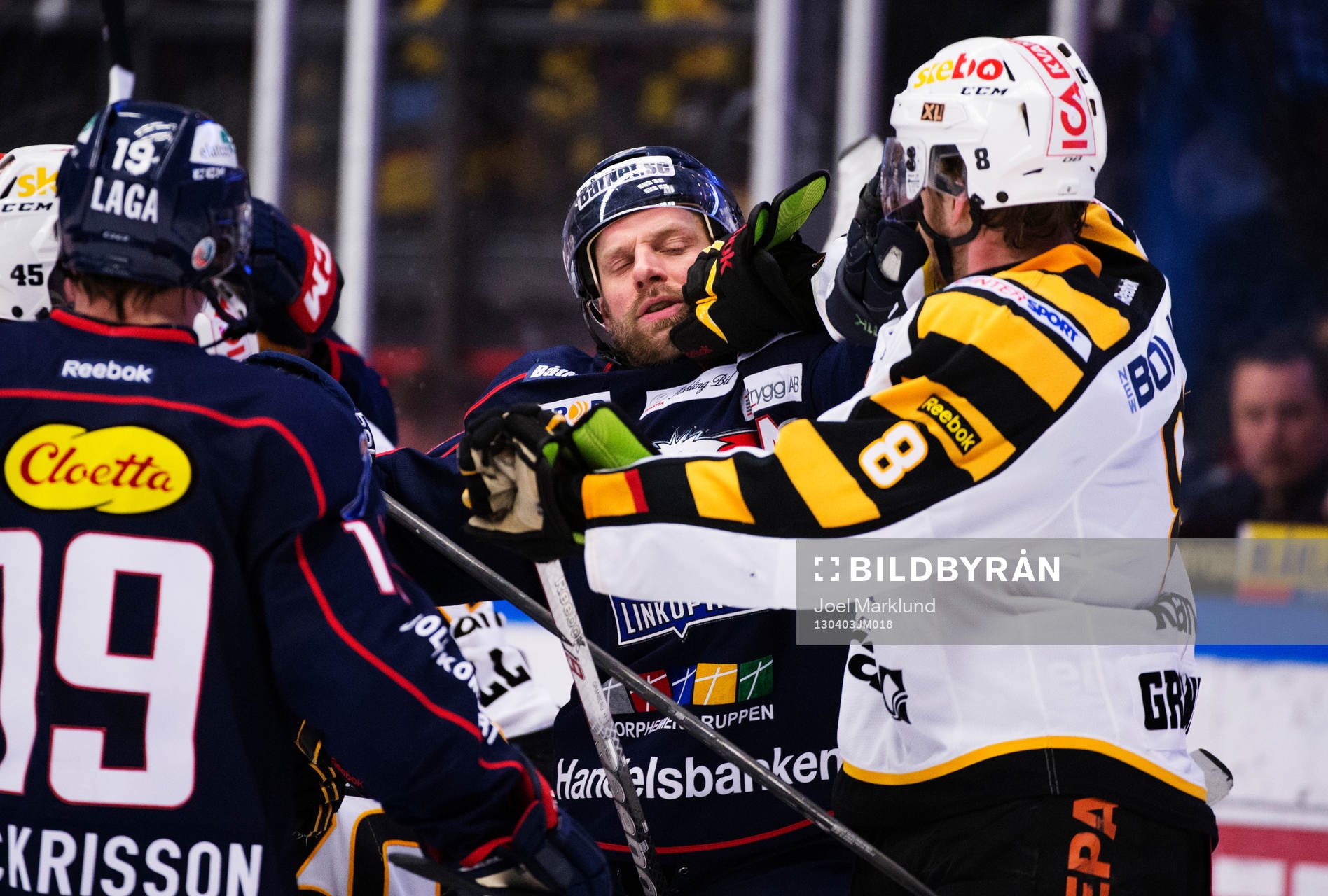 Niclas Hävelid, Linköping, får ett slag av Petter