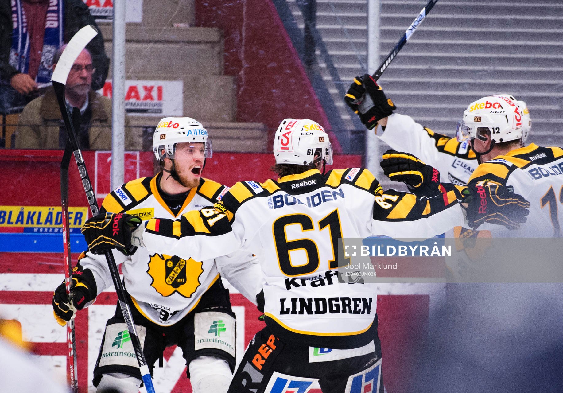 Oscar Lindberg och hans lagkamrater jublar