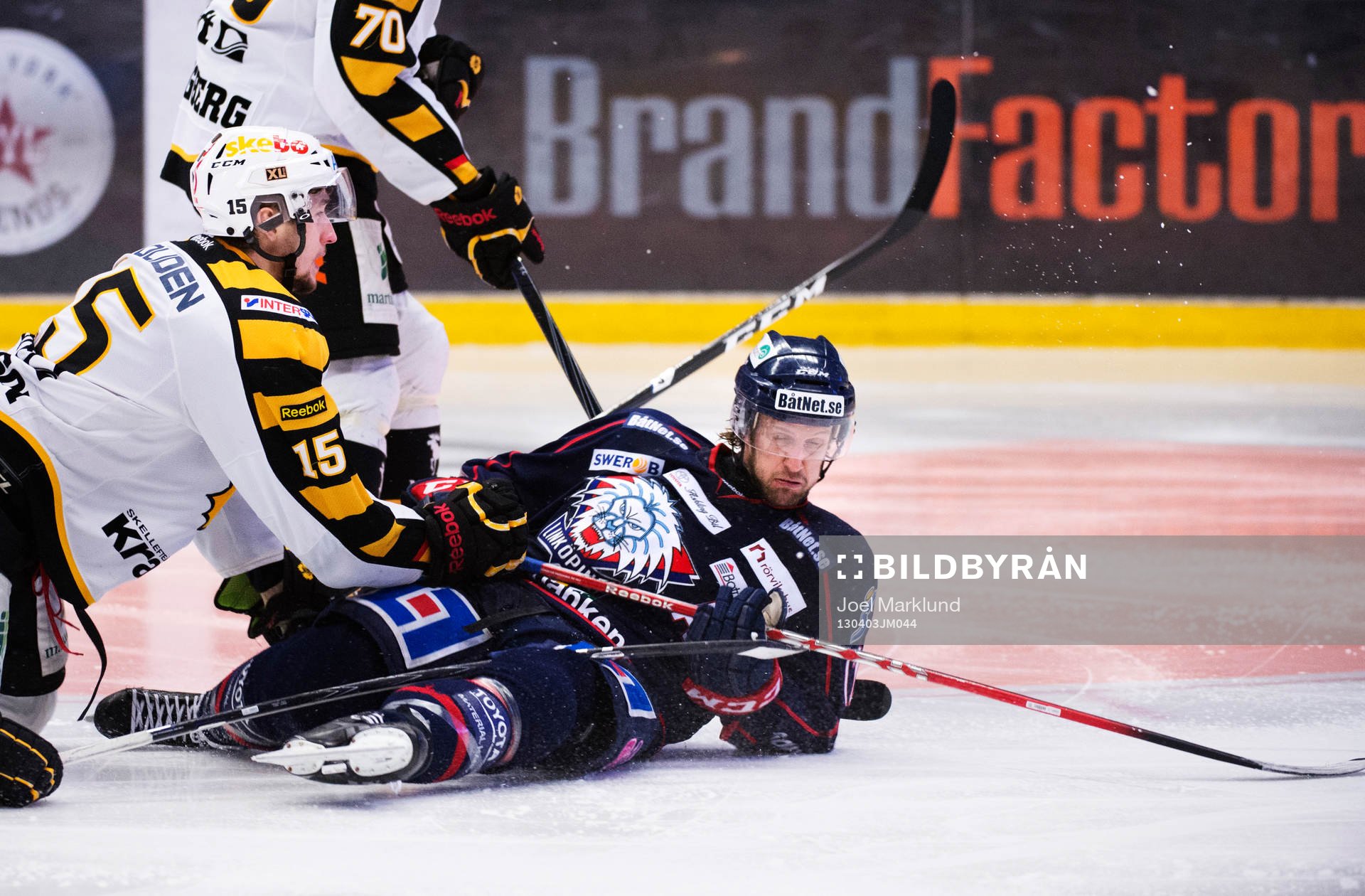 Sebastian Karlsson, Linköping, stoppas av Melker Karlsson,