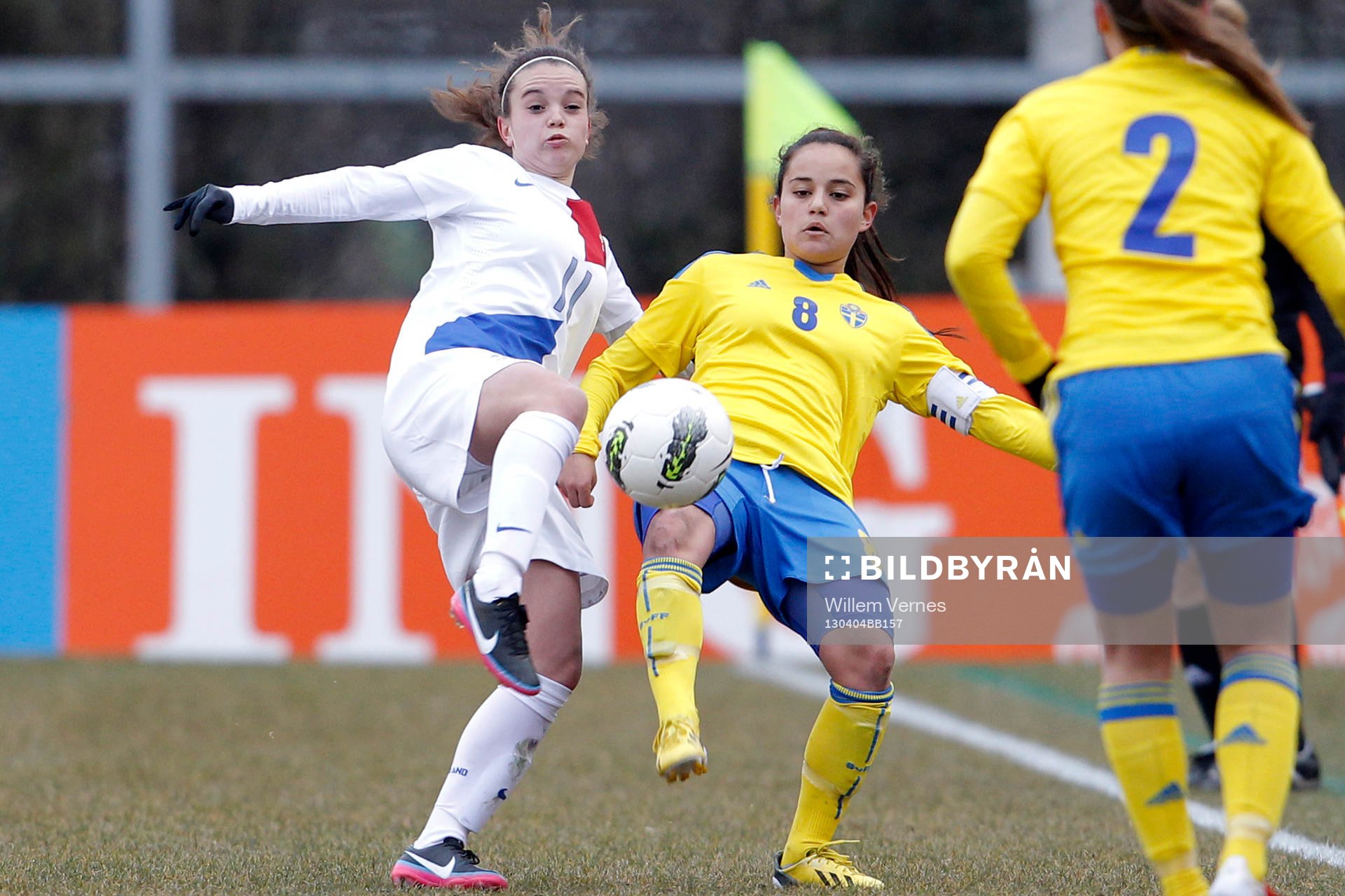 S' GRAVENZANDE - Zweden - Nederland onder 19, EK kwalificatie 2013, Juliana Sportpark s' Gravenzande, Damesvoetbal, seizoen 2012-2013, 04-04-2013, Zweden - Nederland, Jeslynn Kuijpers (l) en Malin Diaz Petterson.