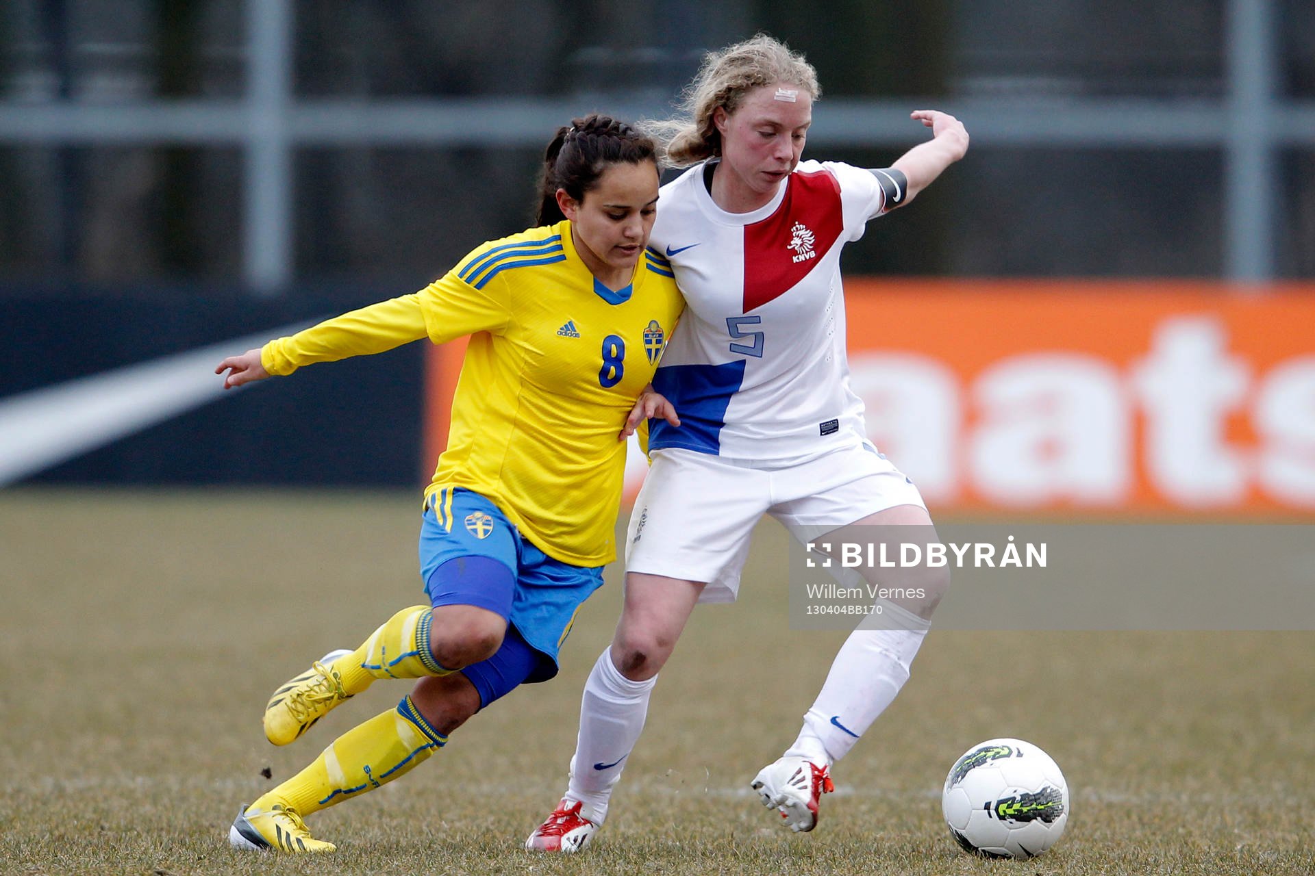 S' GRAVENZANDE - Zweden - Nederland onder 19, EK kwalificatie 2013, Juliana Sportpark s' Gravenzande, Damesvoetbal, seizoen 2012-2013, 04-04-2013, Zweden - Nederland 1-0, Zweden speelster Malin Diaz Petterson (l) en Nederland speelster Paola van der Veen.