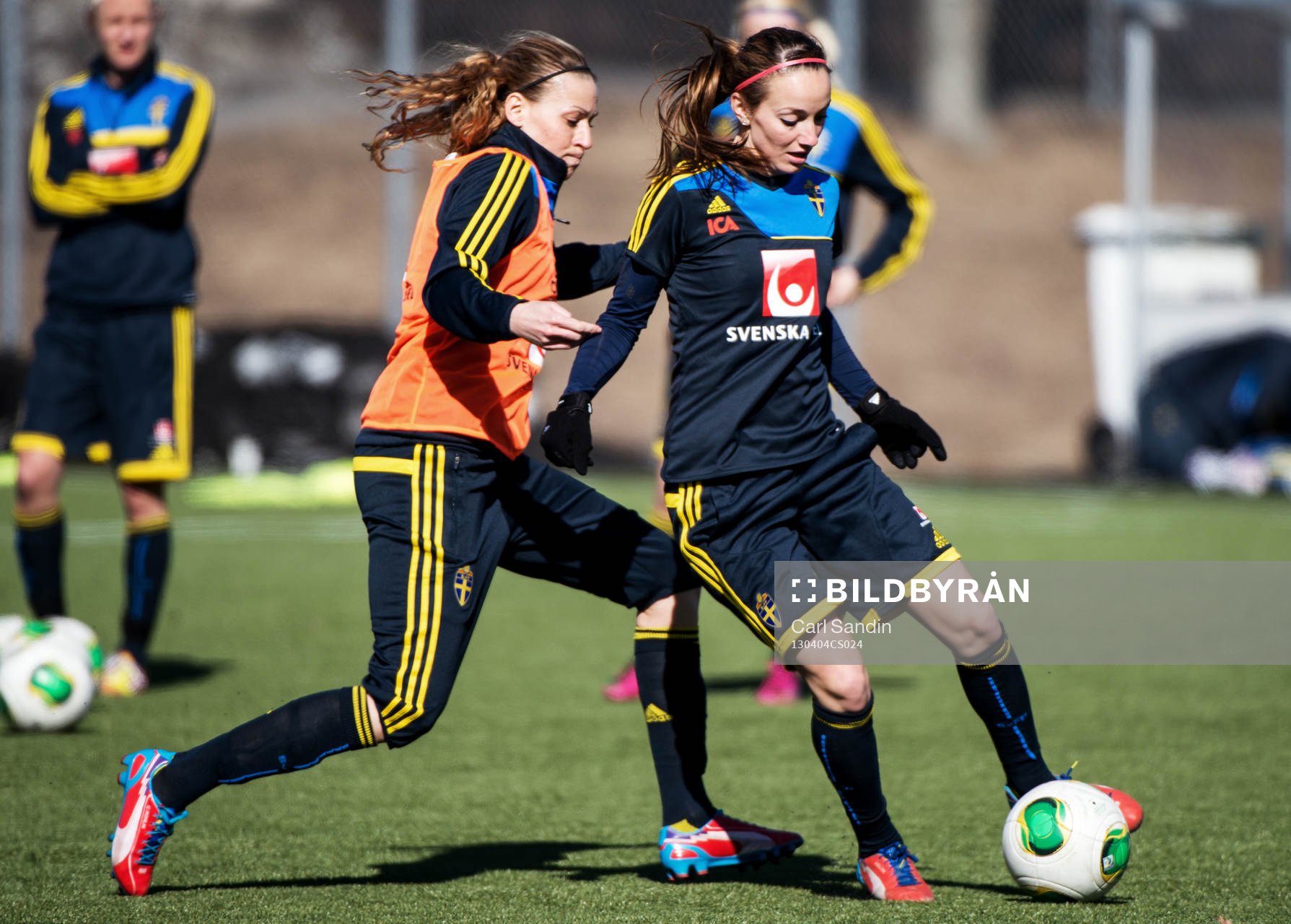 Närkamp mellan Charlotte Rohlin, Kosovare Asllani, Sverige