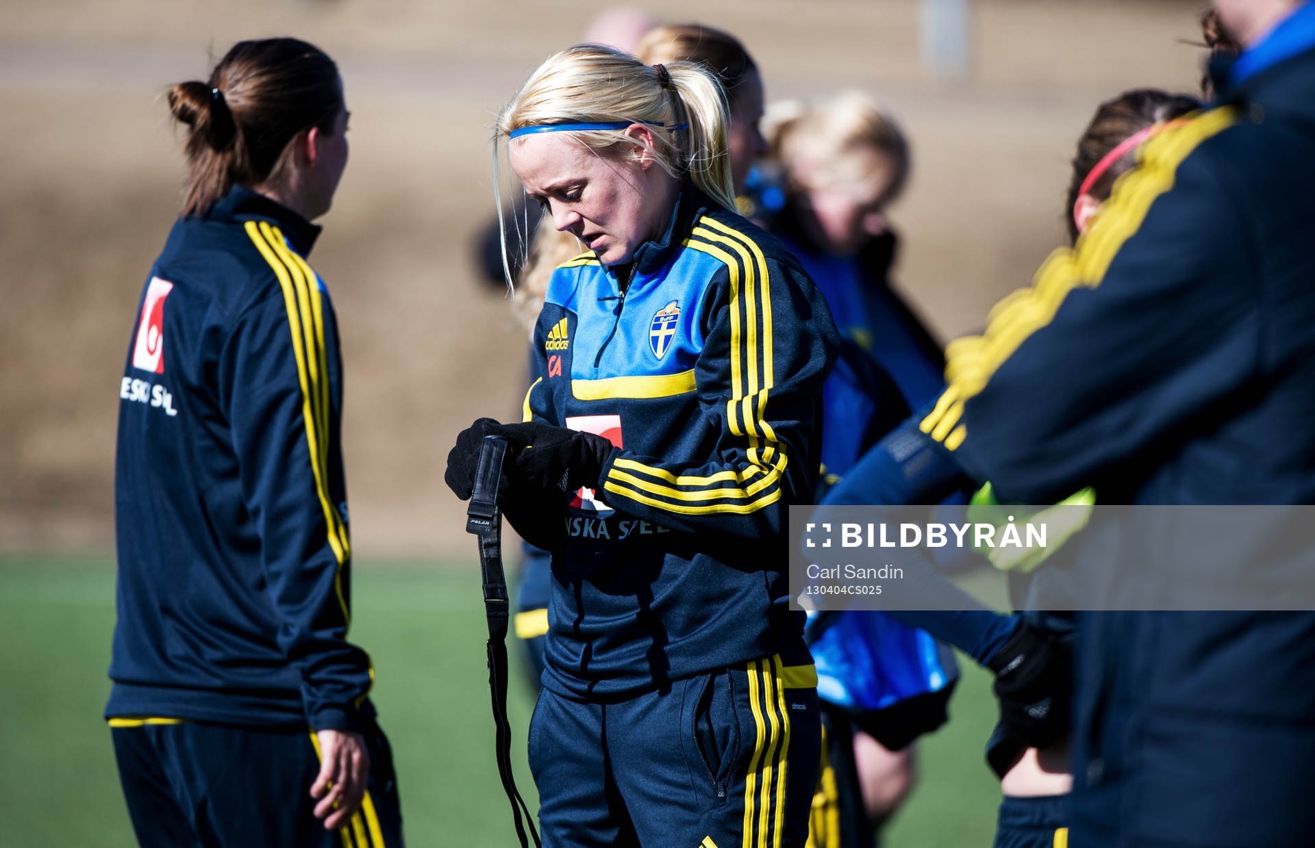 Josefine Öqvist, Sverige, fixar med pulsbandet