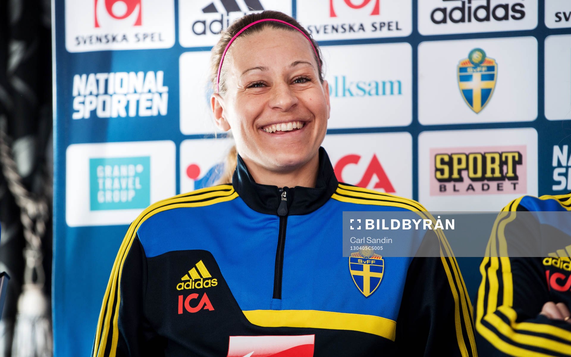 En glad Charlotte Rohlin, Sverige
