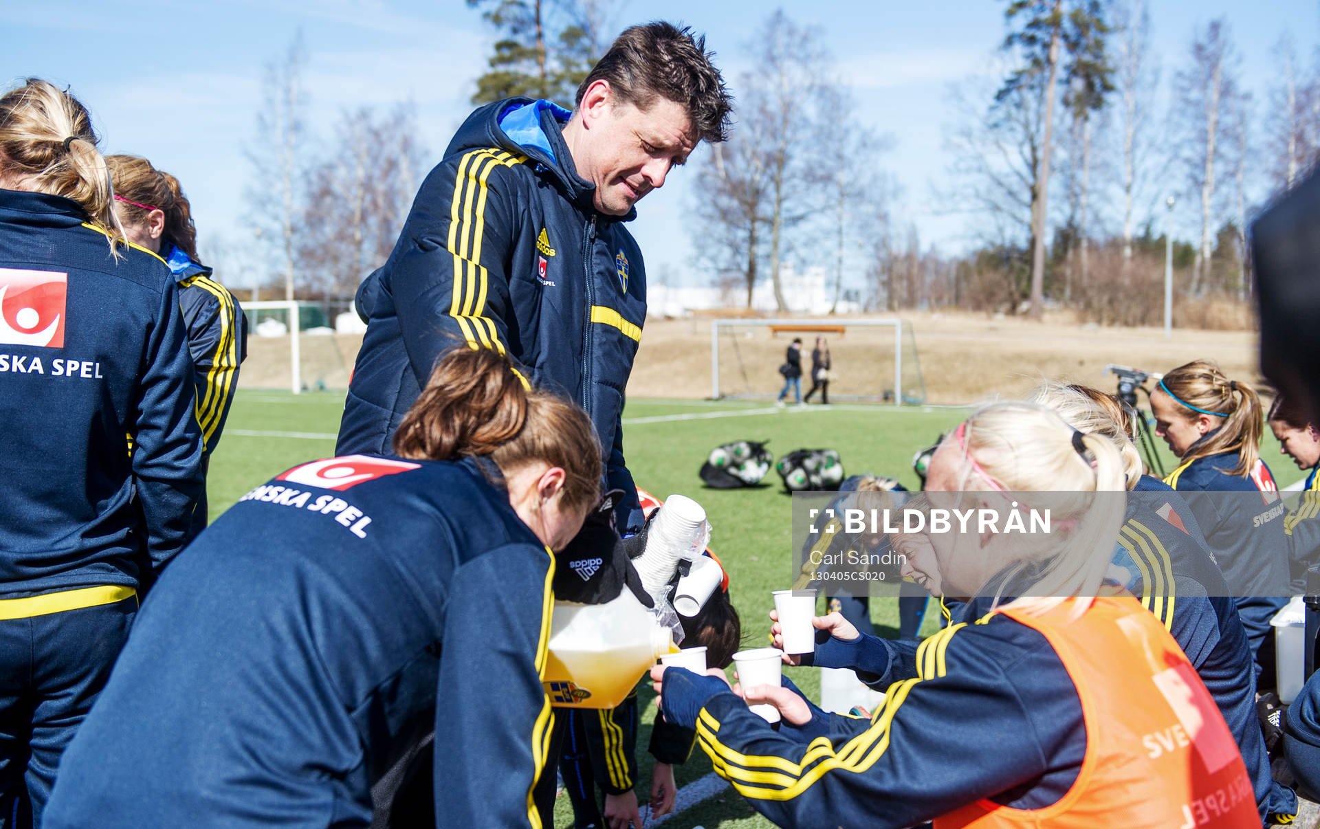 Fotboll, Damlandslaget, Träning: Mats Börjesson, läkare, häller upp dryck till spelarna efter träningen.