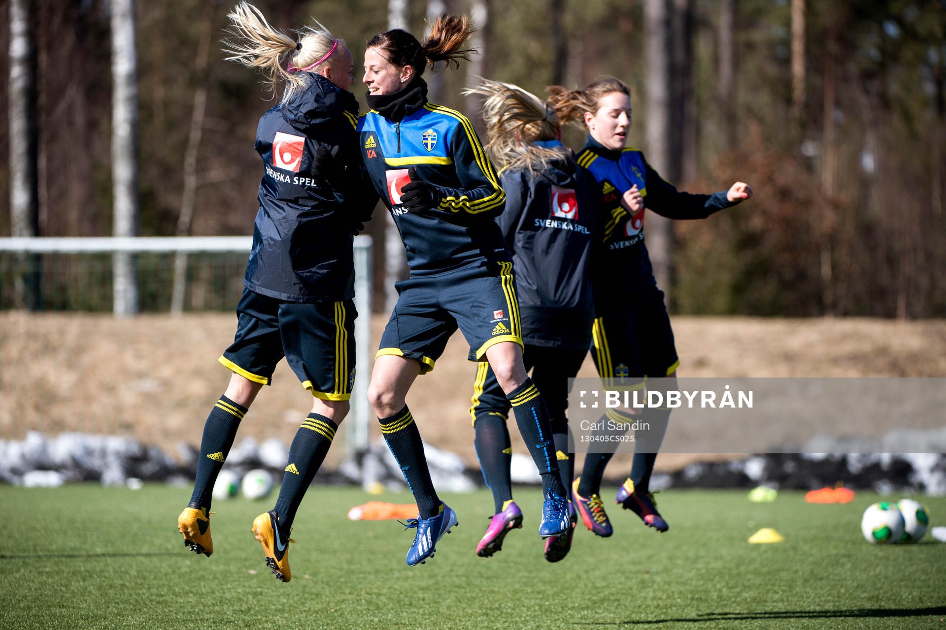 Carolin Seger och Lotta Schelin, Sverige, värmer upp