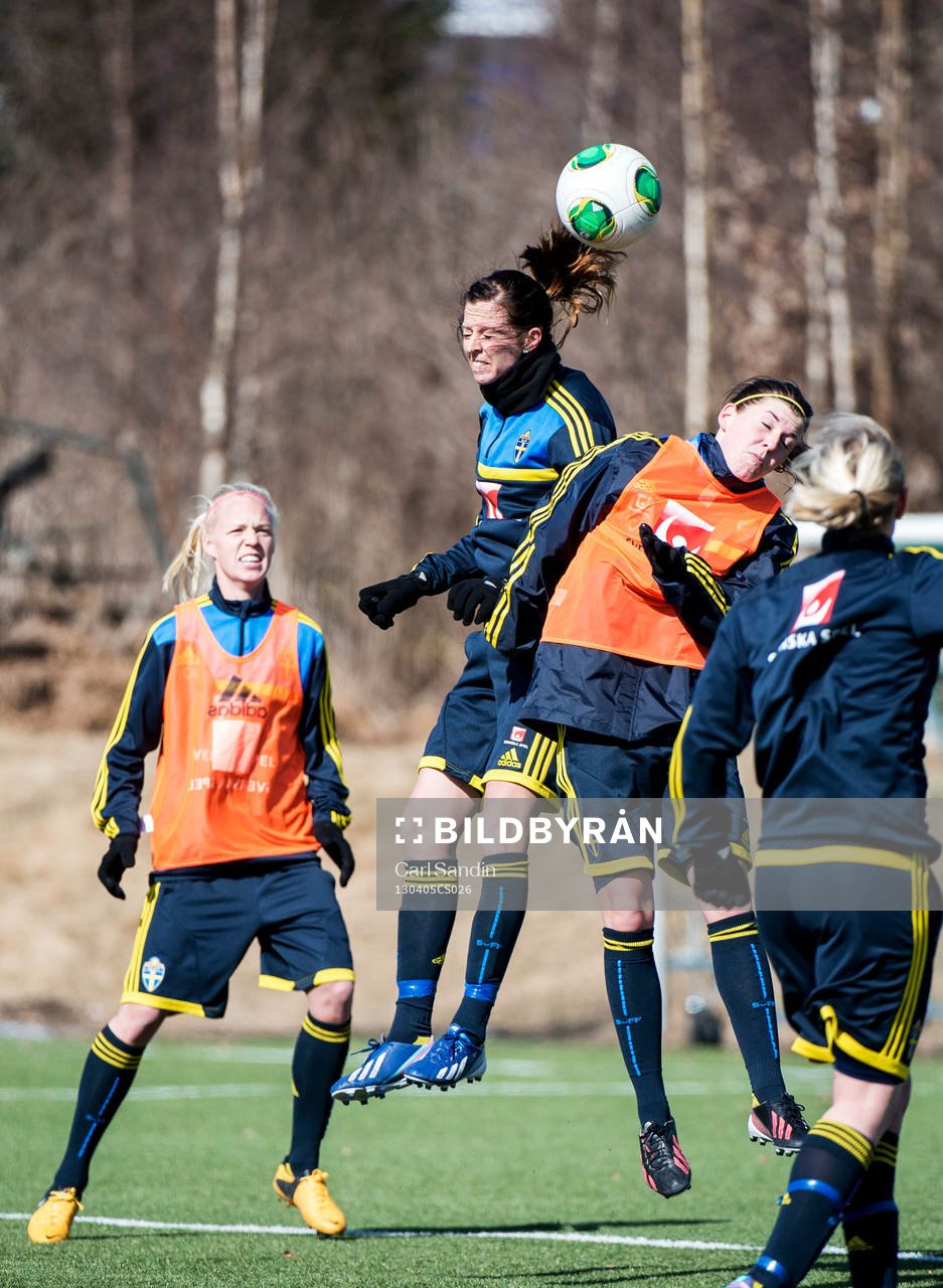 Lotta Schelin i nickduell med Olivia Schough, Sverige