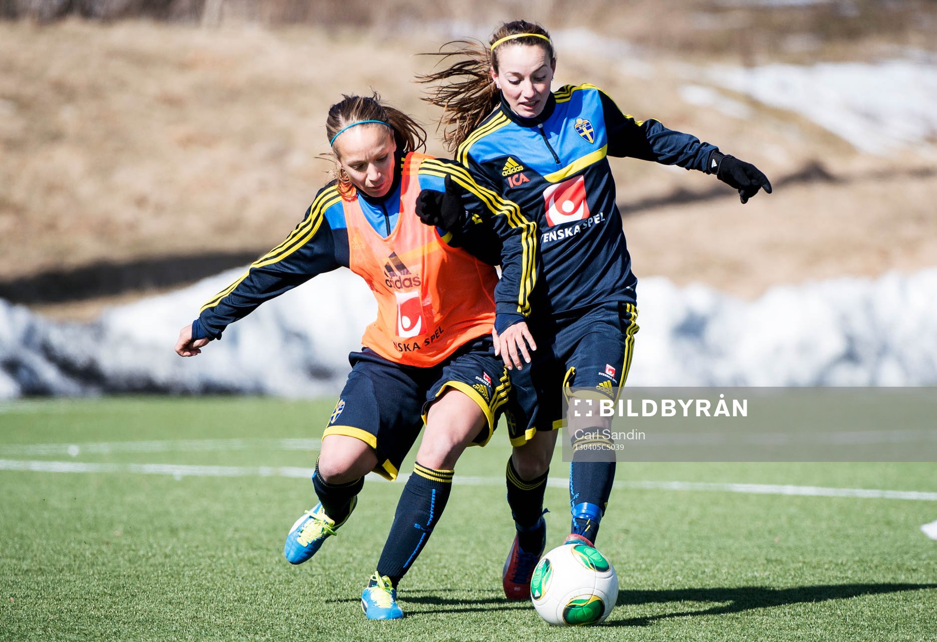 Närkamp mellan Malin Levenstad och Kosovare Asllani,