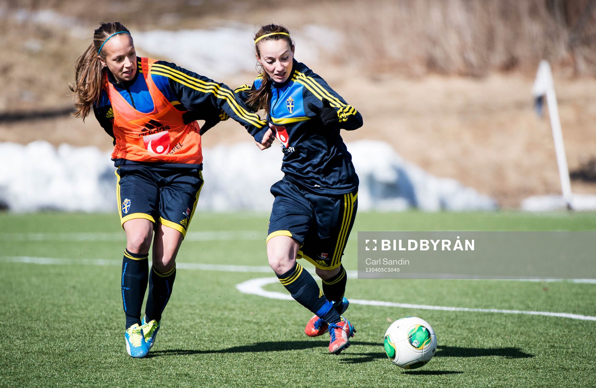 Närkamp mellan Malin Levenstad och Kosovare Asllani,