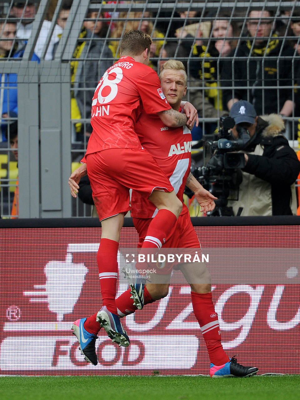 2 Jubel v.l. Andre Hahn, Torschuetze Kevin Vogt (Augsburg)