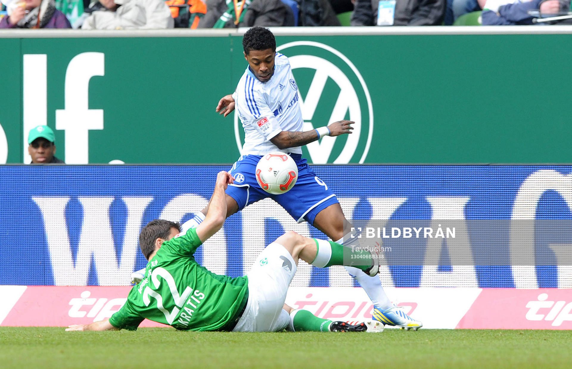v.l. Sokratis Papastathopoulos, Michel Bastos (Schalke)