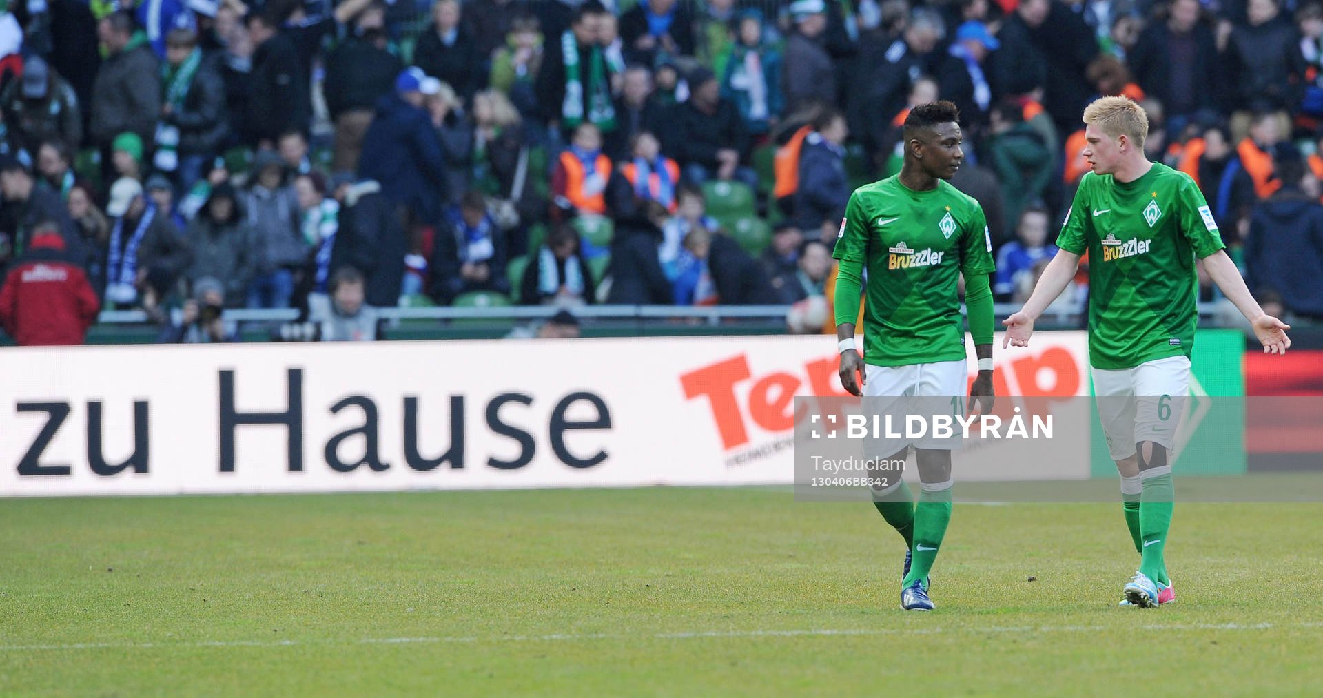 v.l. Eljero Elia, Kevin de Bruyne (Bremen), Werbebande zu