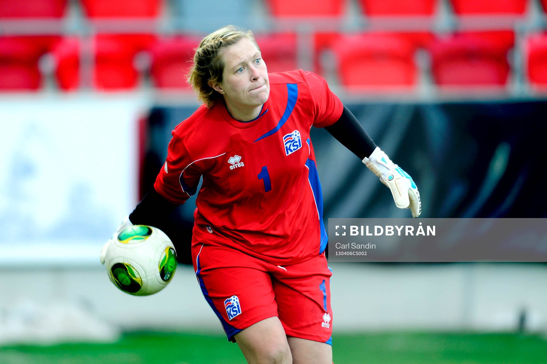 Thora Björg Helgadottir, målvakt, Island kastar ut bollen