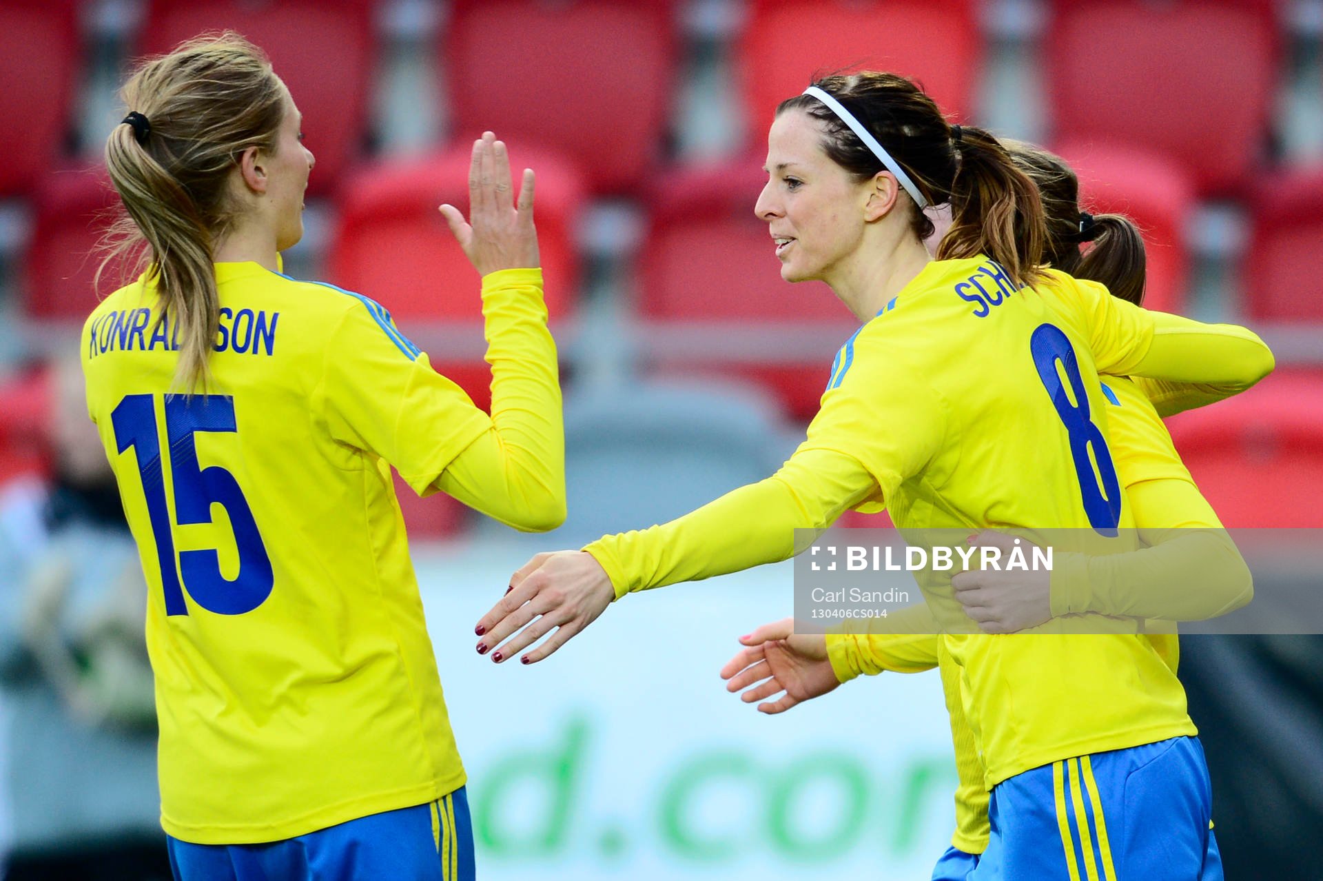 Emmelie Konradsson gratulerar Lotta Schelin, Sverige som