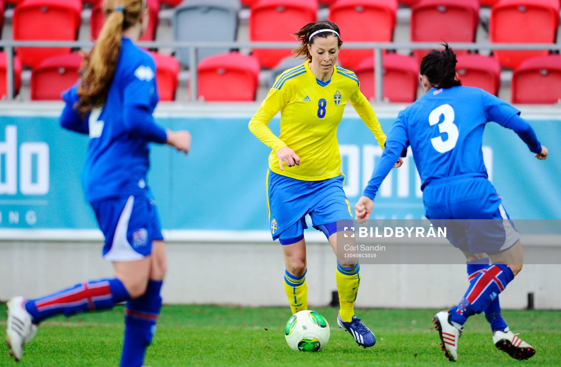 Fotboll, Dam, Träningslandskamp, Sverige - Island: Lotta Schelin, Sverige med boll, Olina Gudbjörg Vidarsdottir, Island.