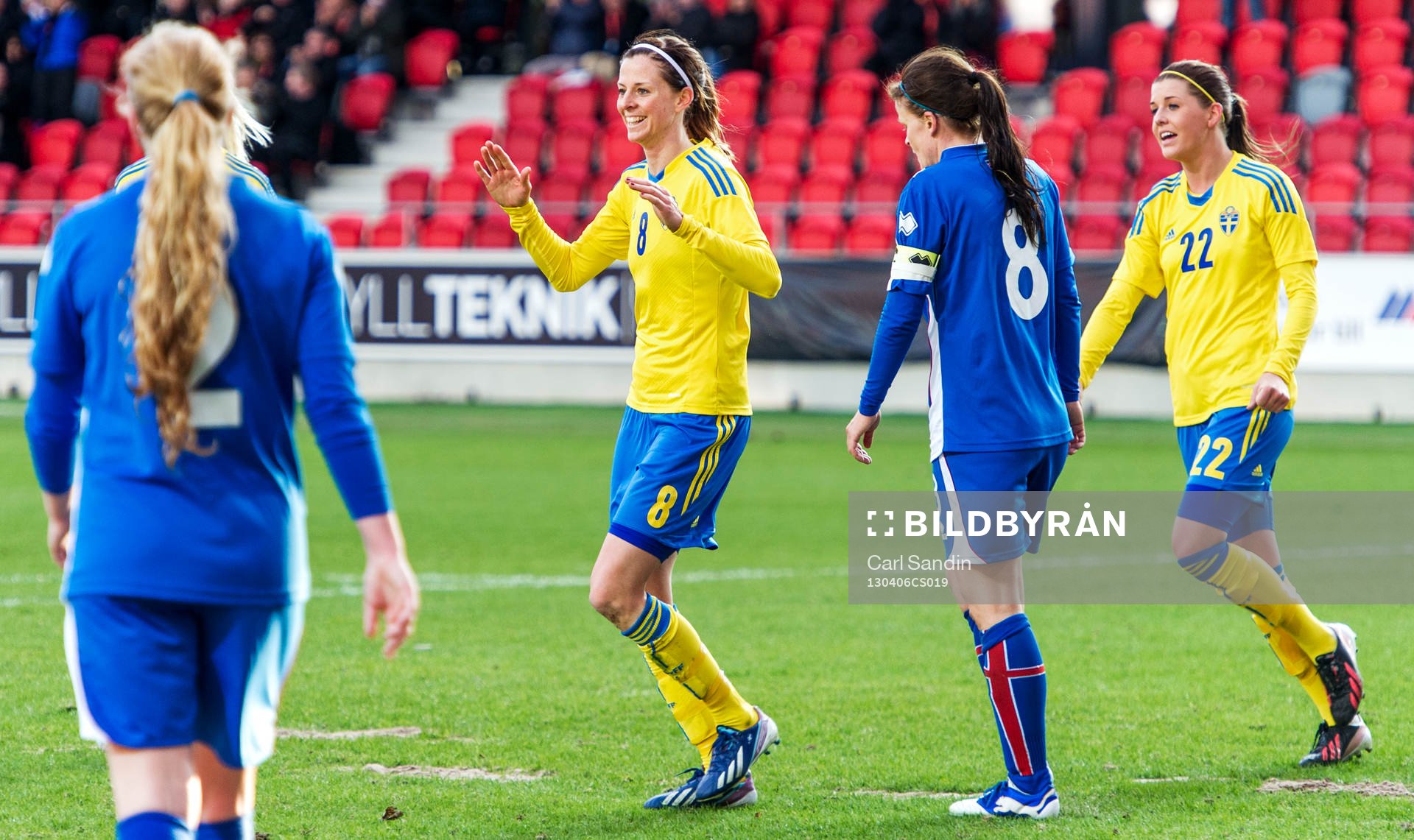 Lotta Schelin och Olivia Schough, Sverige, jublar