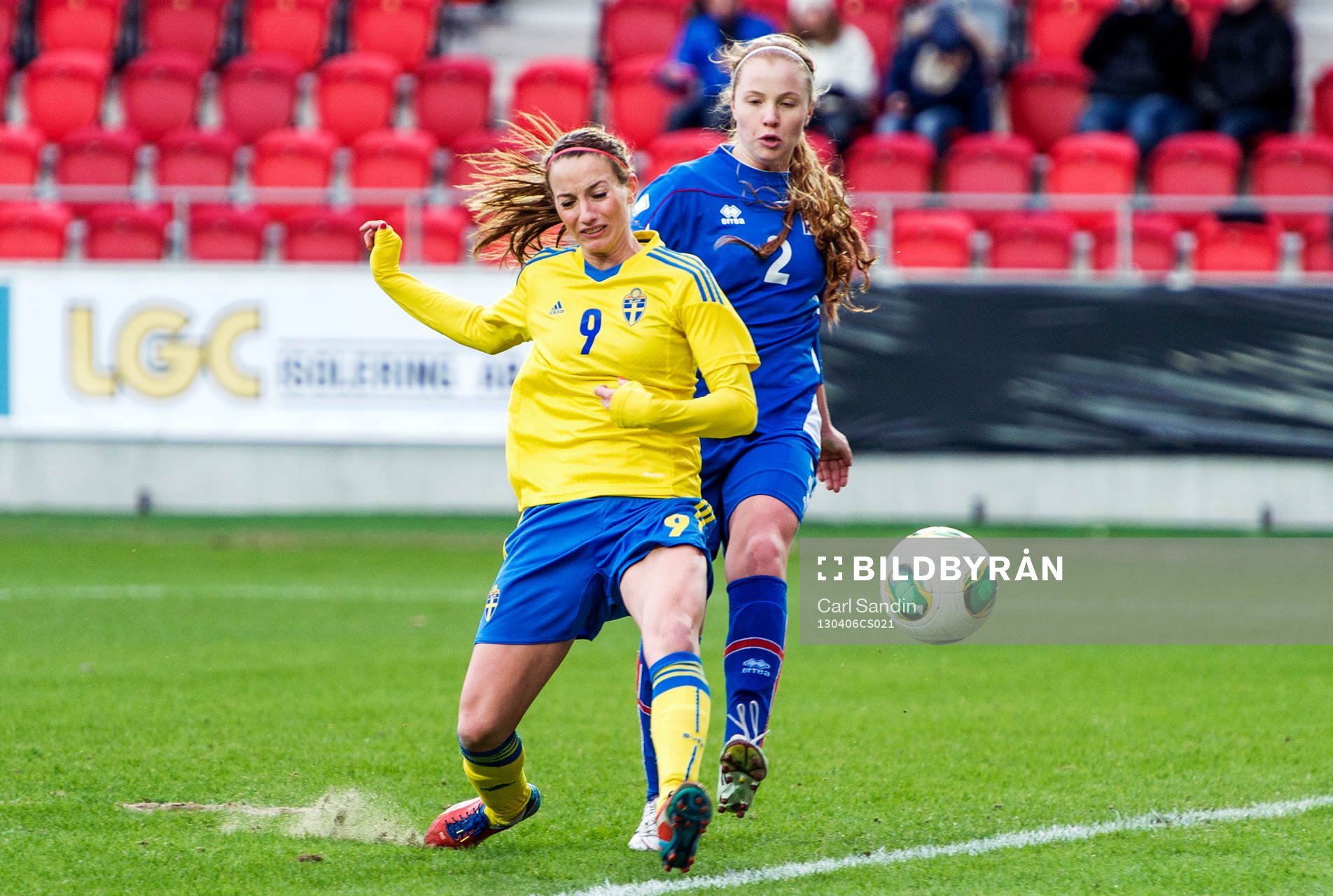 Närkamp mellan Kosovare Asllani, Sverige, och Glodis Perla