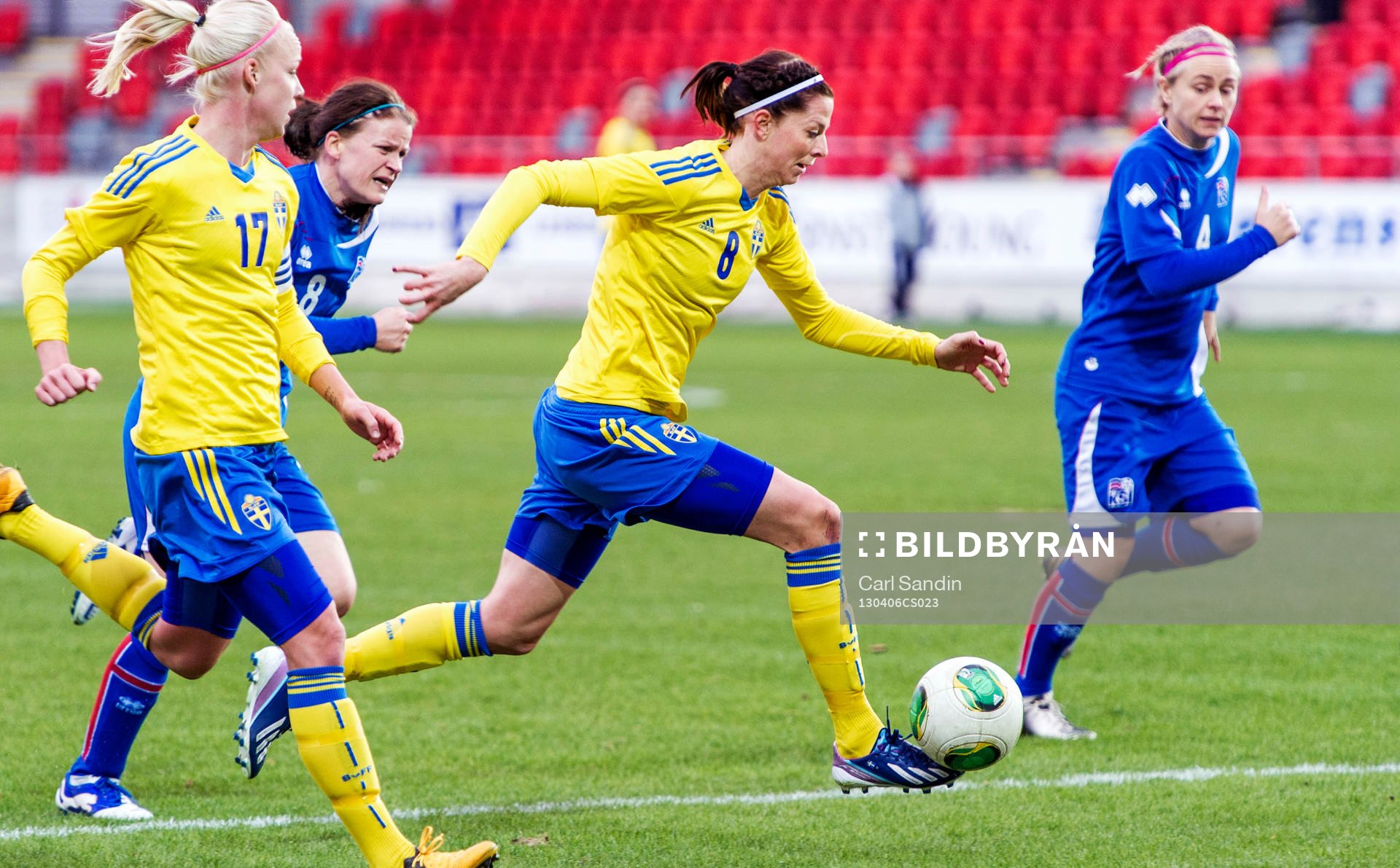 Lotta Schelin, Sverige, sätter fart mot mål