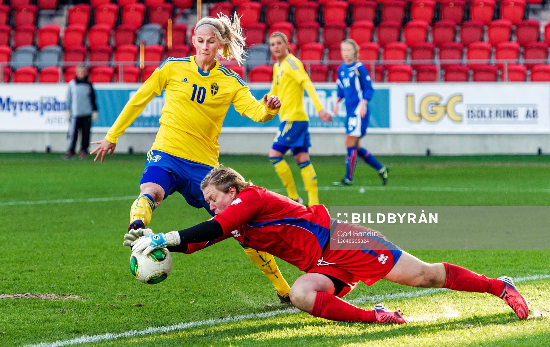 Thora Björg Helgadottir, målvakt, Island, kastar sig