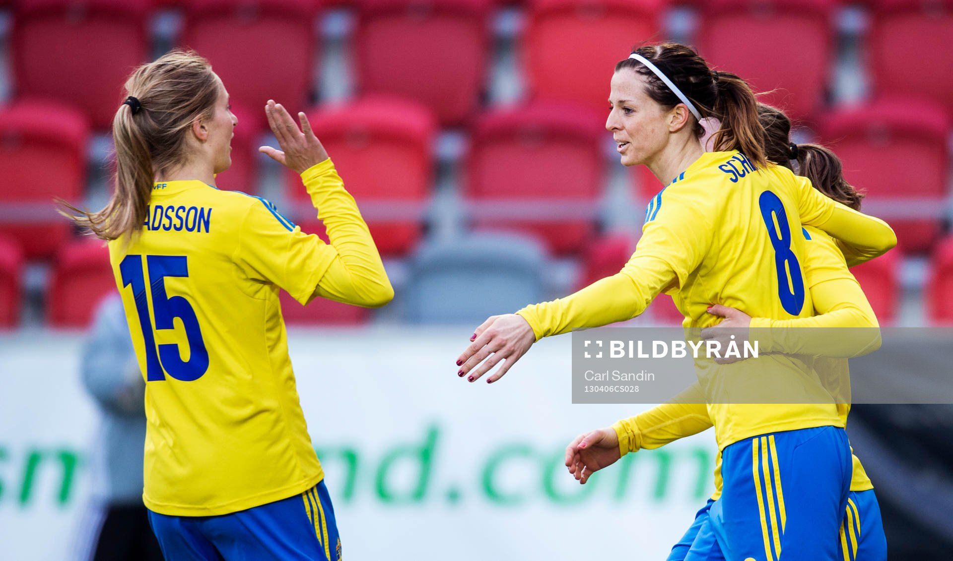Lotta Schelin gratuleras av Emmelie Konradsson, Sverige
