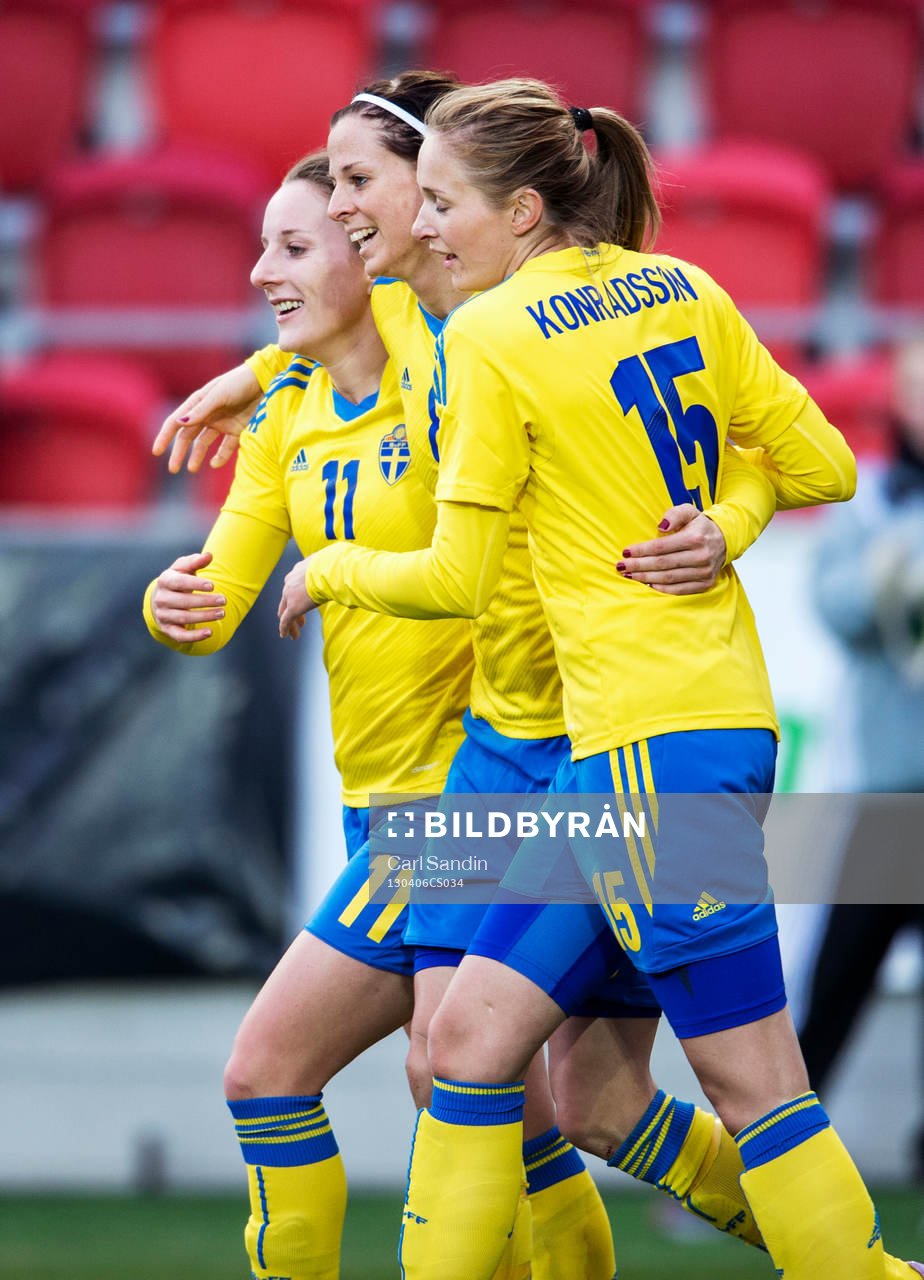 Fotboll, Dam, Träningslandskamp, Sverige - Island: Antonia Göransson, Lotta Schelin och Emmelie Konradsson, Sverige, jublar efter 1-0-målet.