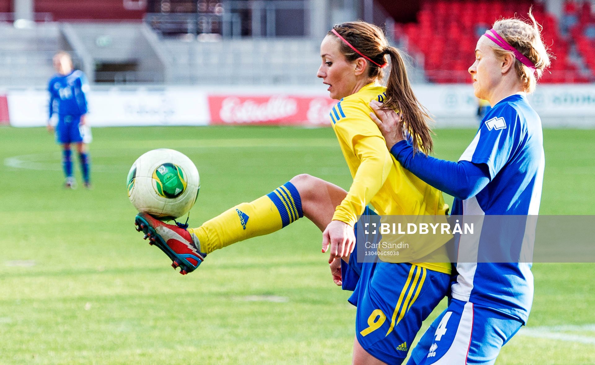 Kosovare Asllani, Sverige, trycks i ryggen av Edda