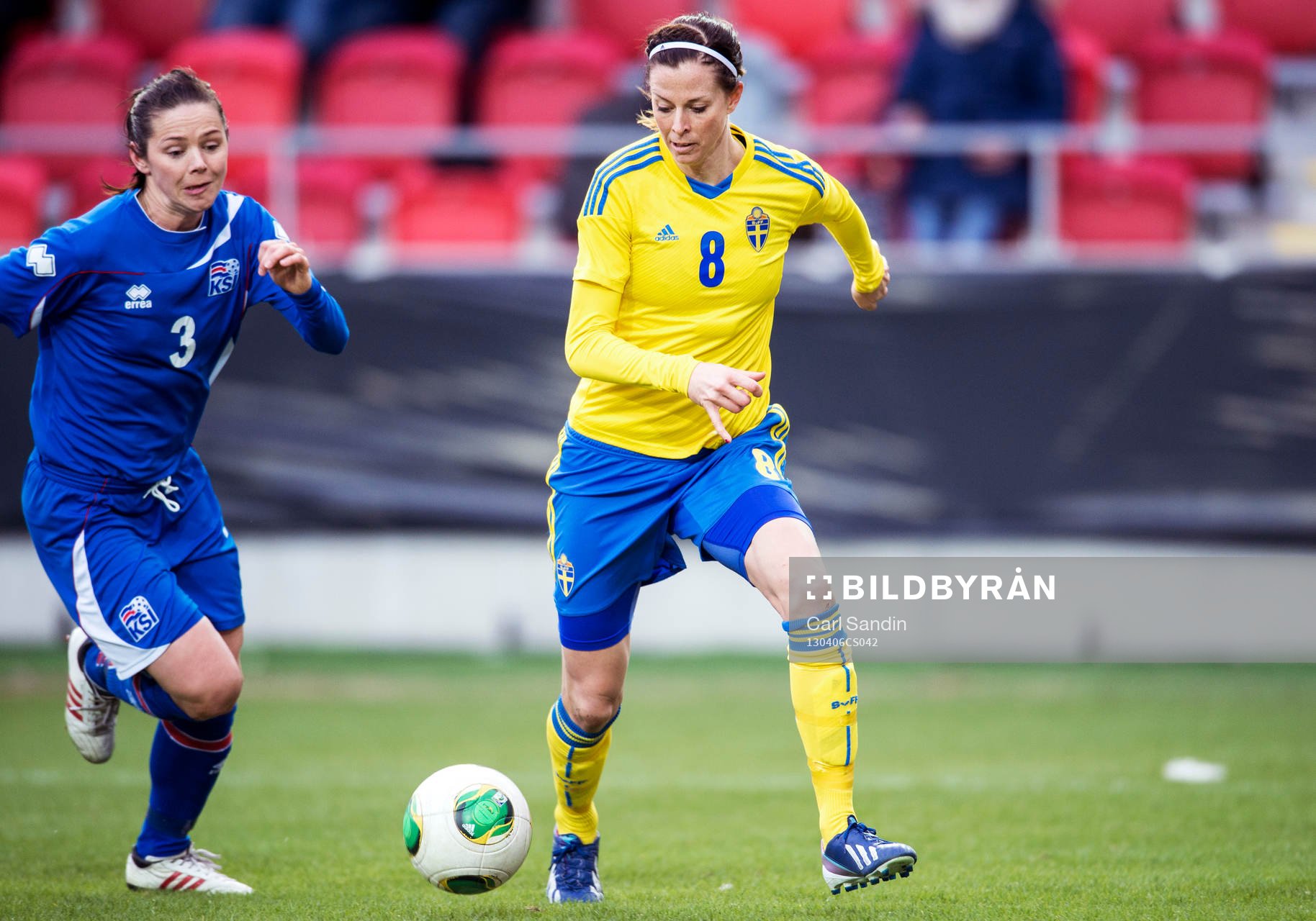 Fotboll, Dam, Träningslandskamp, Sverige - Island: Lotta Schelin, Sverige, jagas av Olina Gudbjörg Vidarsdottir, Island.