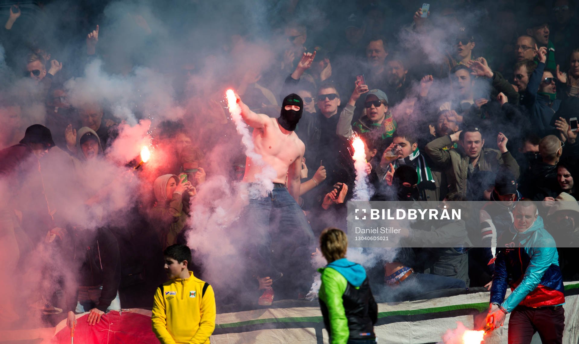 Gais supportrar tänder bengaler innan matchen
