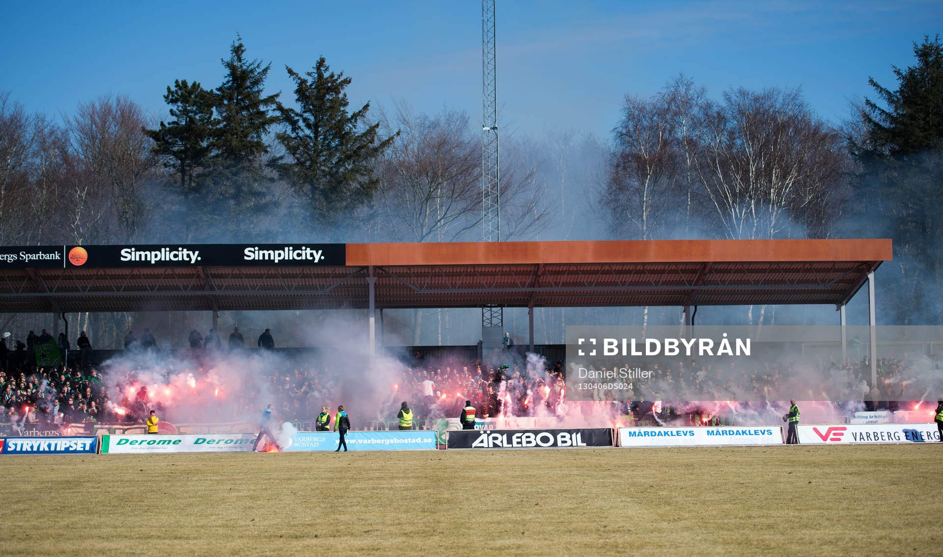 Gais supportrar tänder bengaler innan matchen