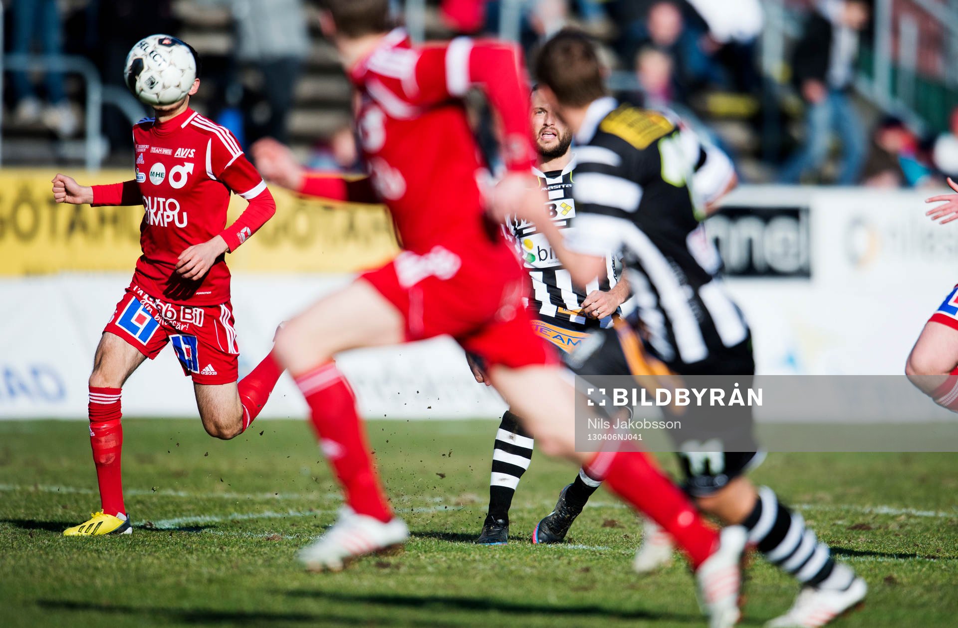 Patrik Åström, Landskrona BOIS, slår en genomskärare