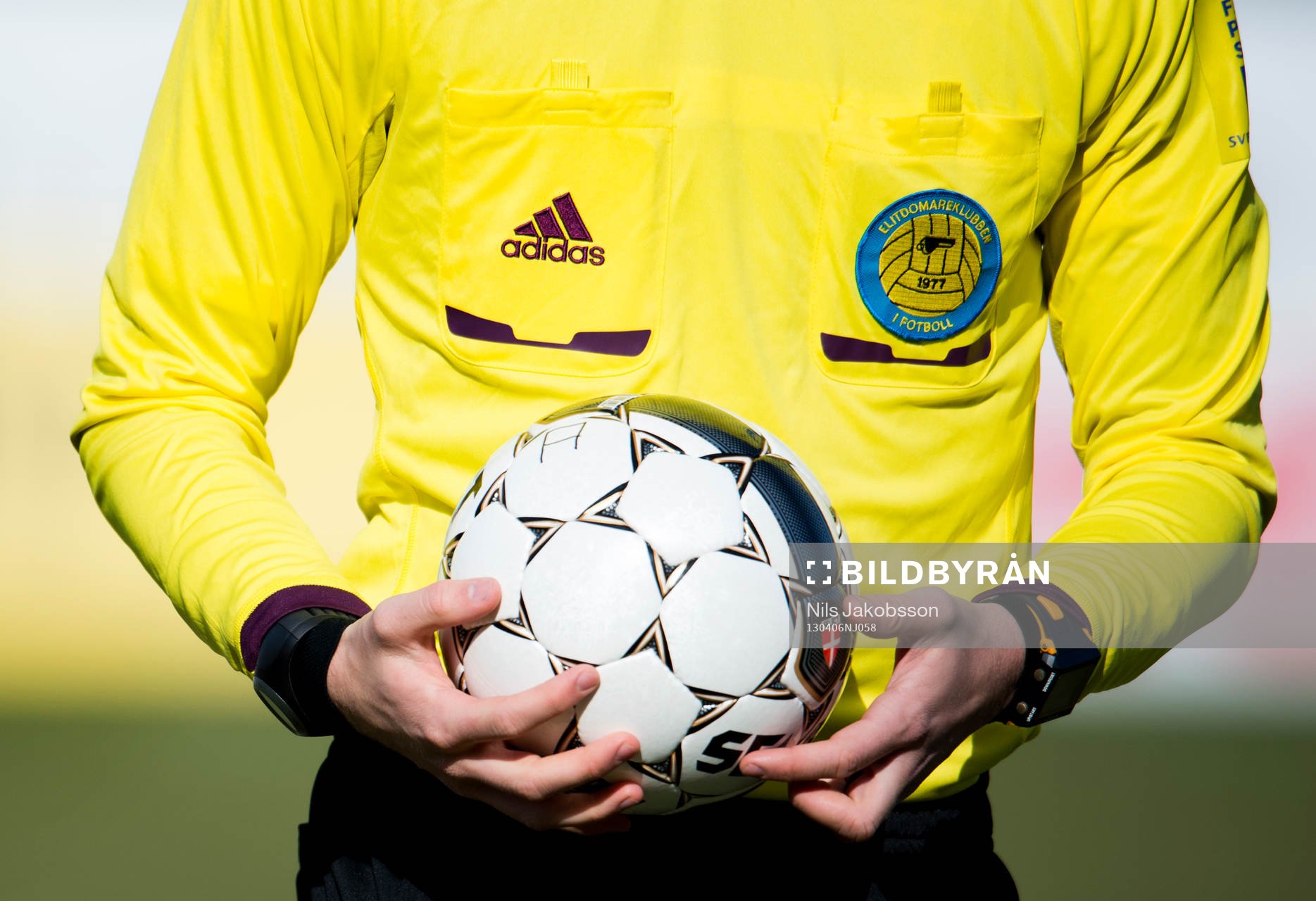 en domare med en fotboll
