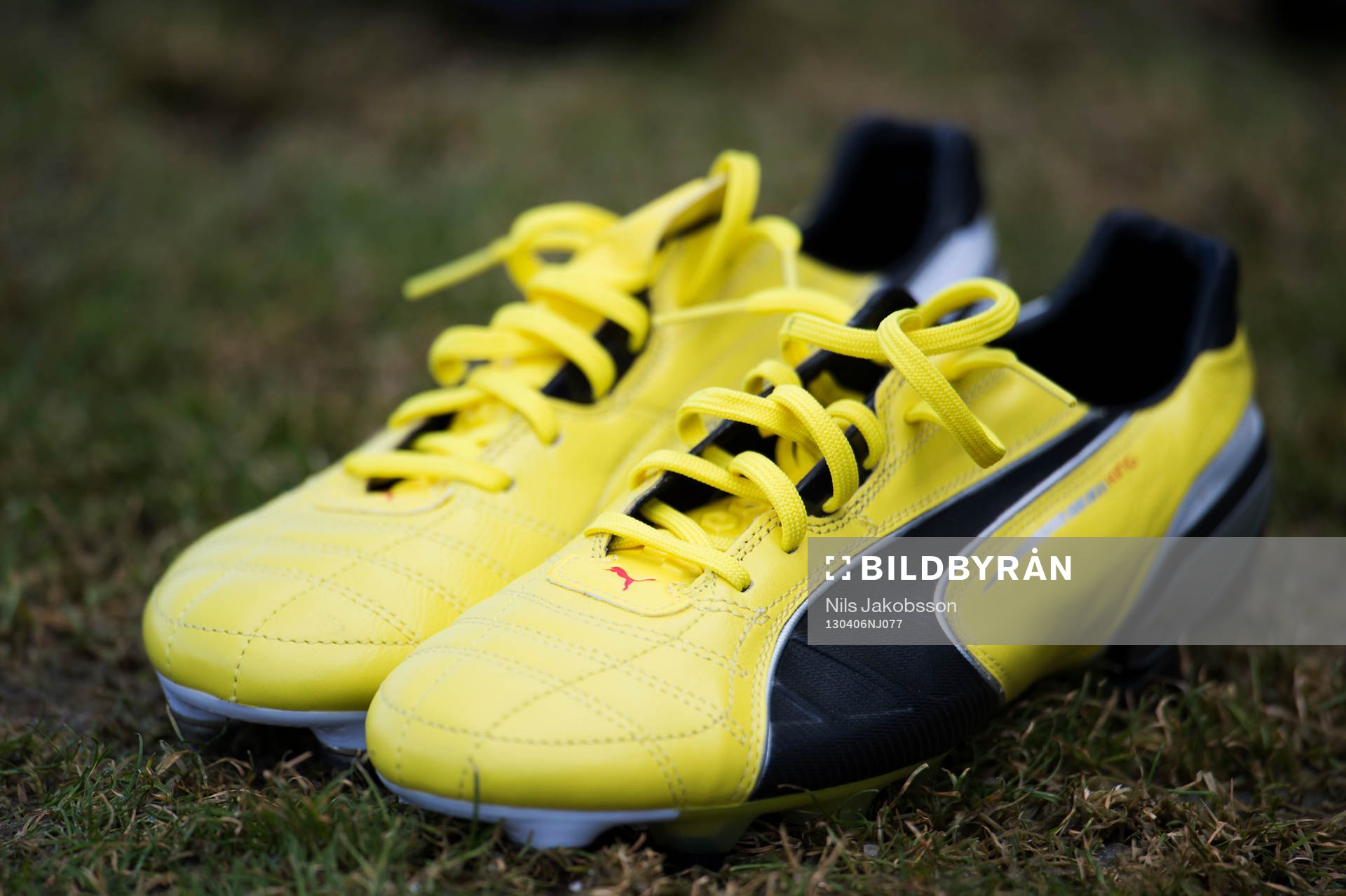 ett par fotbollsskor från Puma