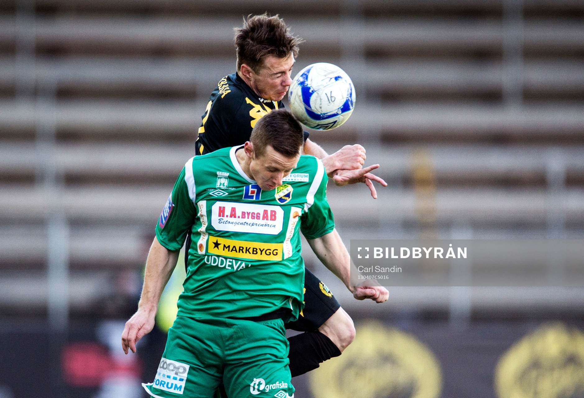 Fotboll, Superettan, Ljungskile - Hammarby: Nickduell mellan Nikolas Ledgerwood, Hammarby, och Robert Bagger, Ljungskile.