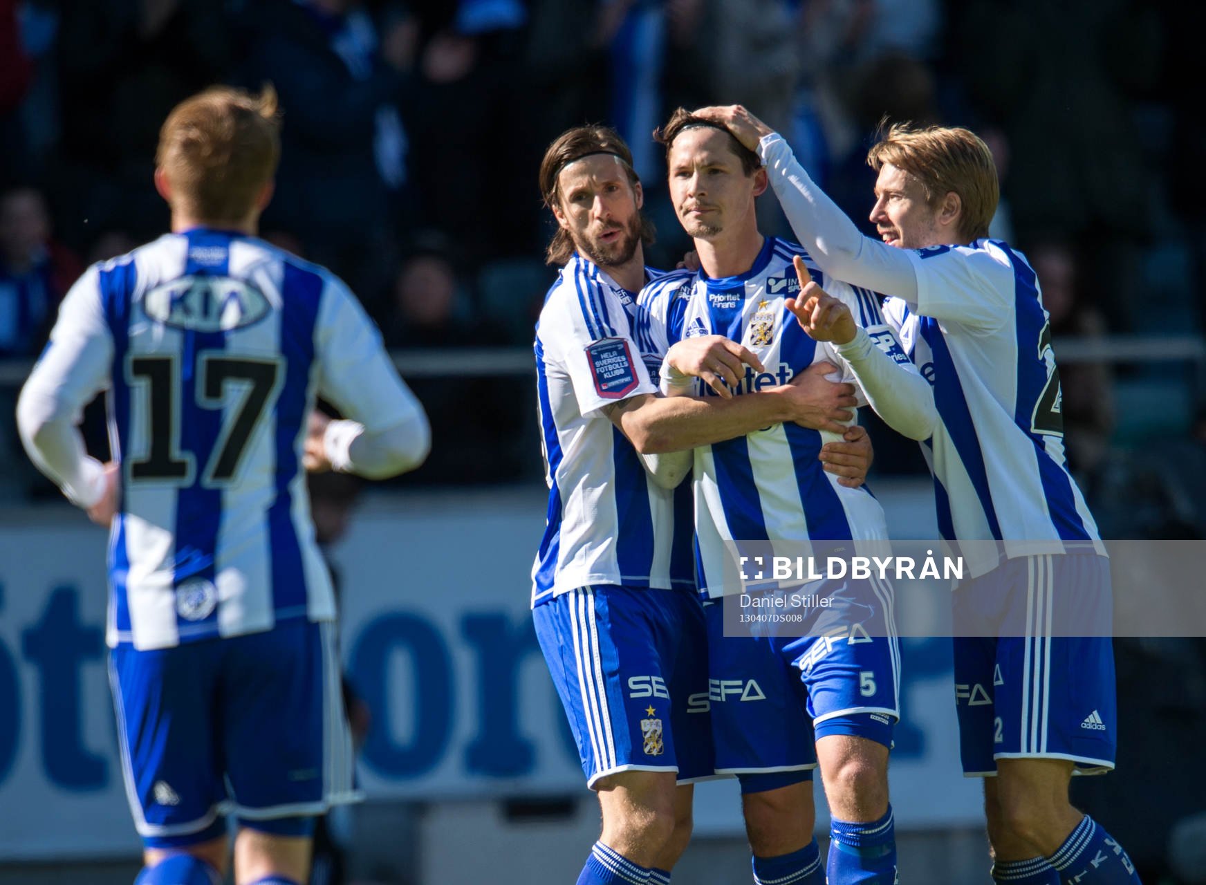 Philip Haglund, IFK Göteborg, gör 1-0 och klappas om av