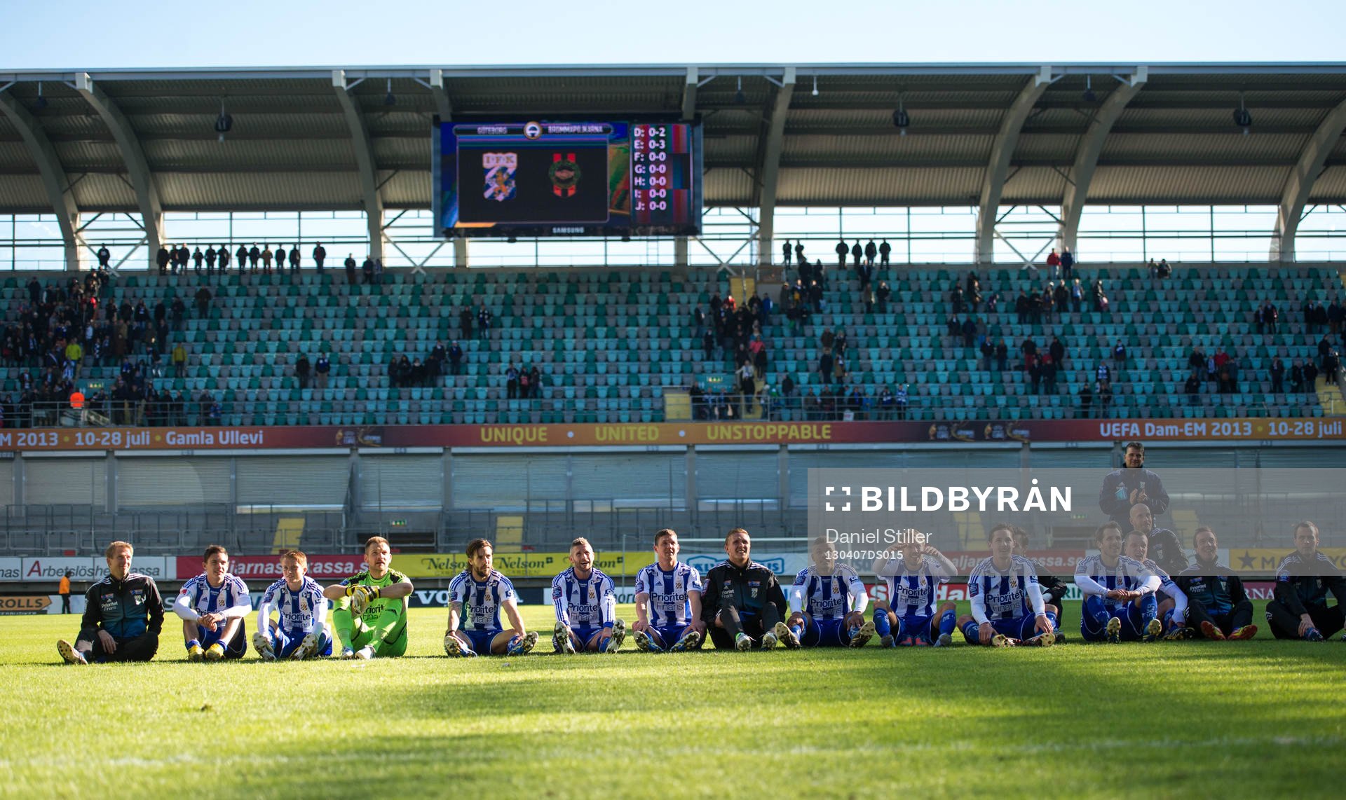 IFK Göteborgs klack ber spelarna att sätta sig ner