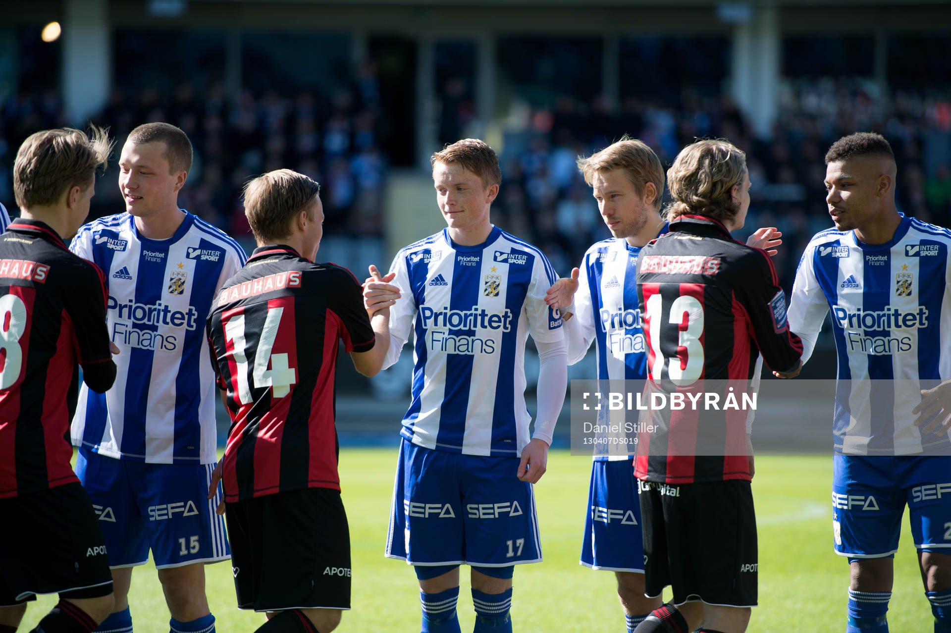 Sam Larsson, IFK Göteborg, hälsar på Nicklas Bärkroth,