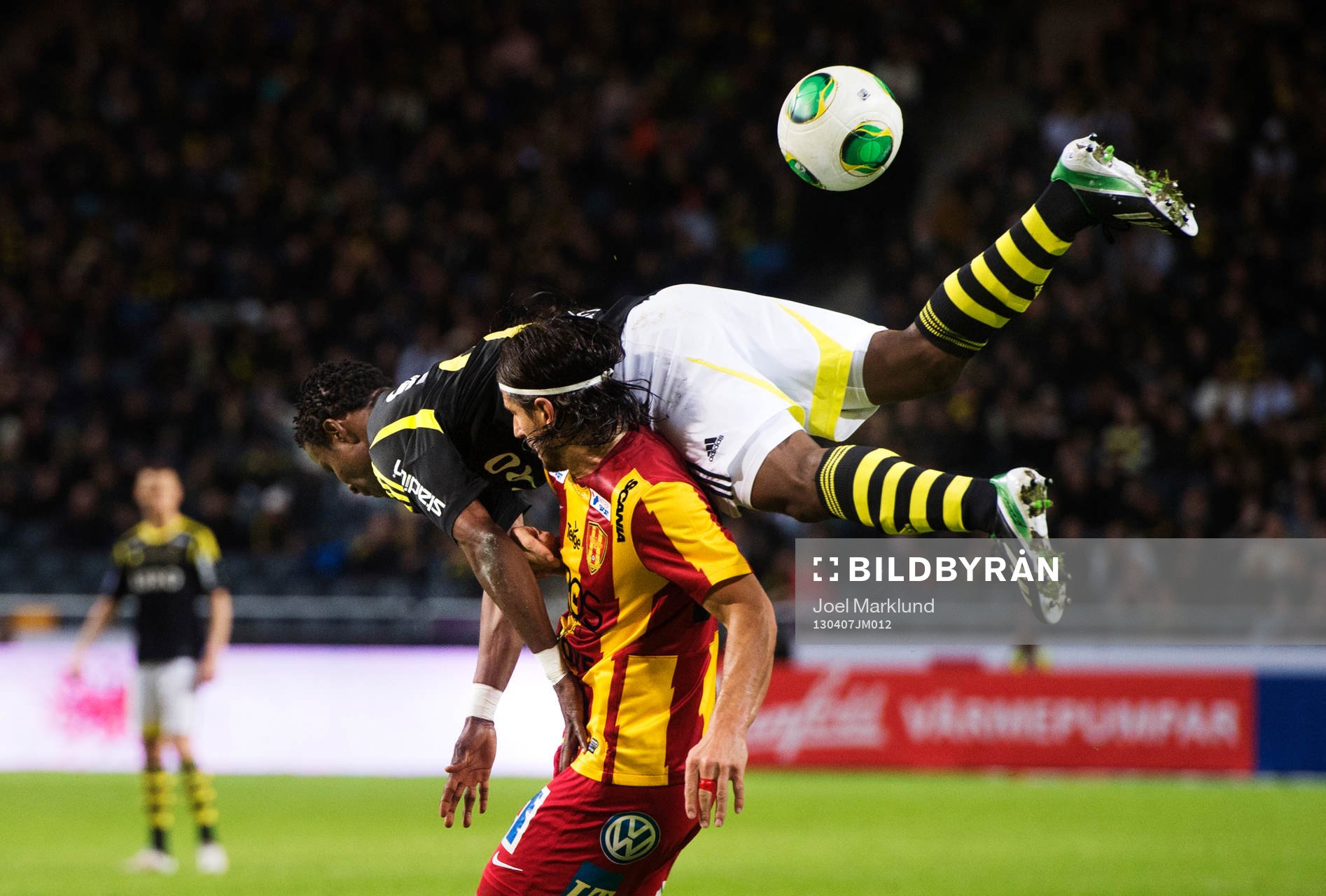 Kennedy Igboananike, AIK, faller över Haris Skenderovic,