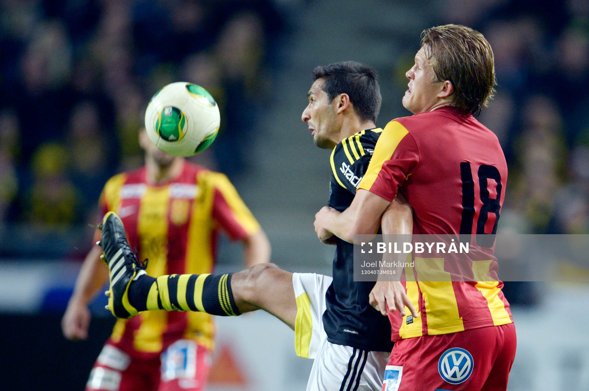 Celso Borges, AIK hålls fast av Anders Bååth, Syrianska