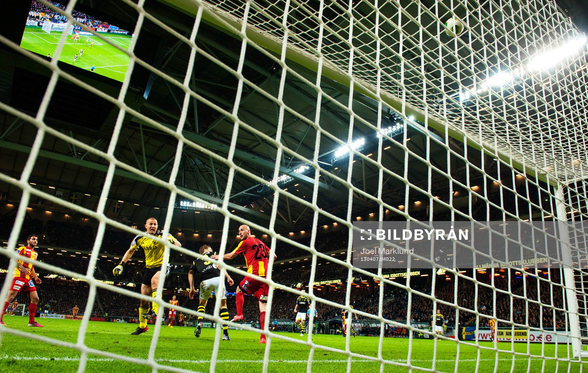 Ivan Turina, målvakt, AIK, ser bollen gå över mål