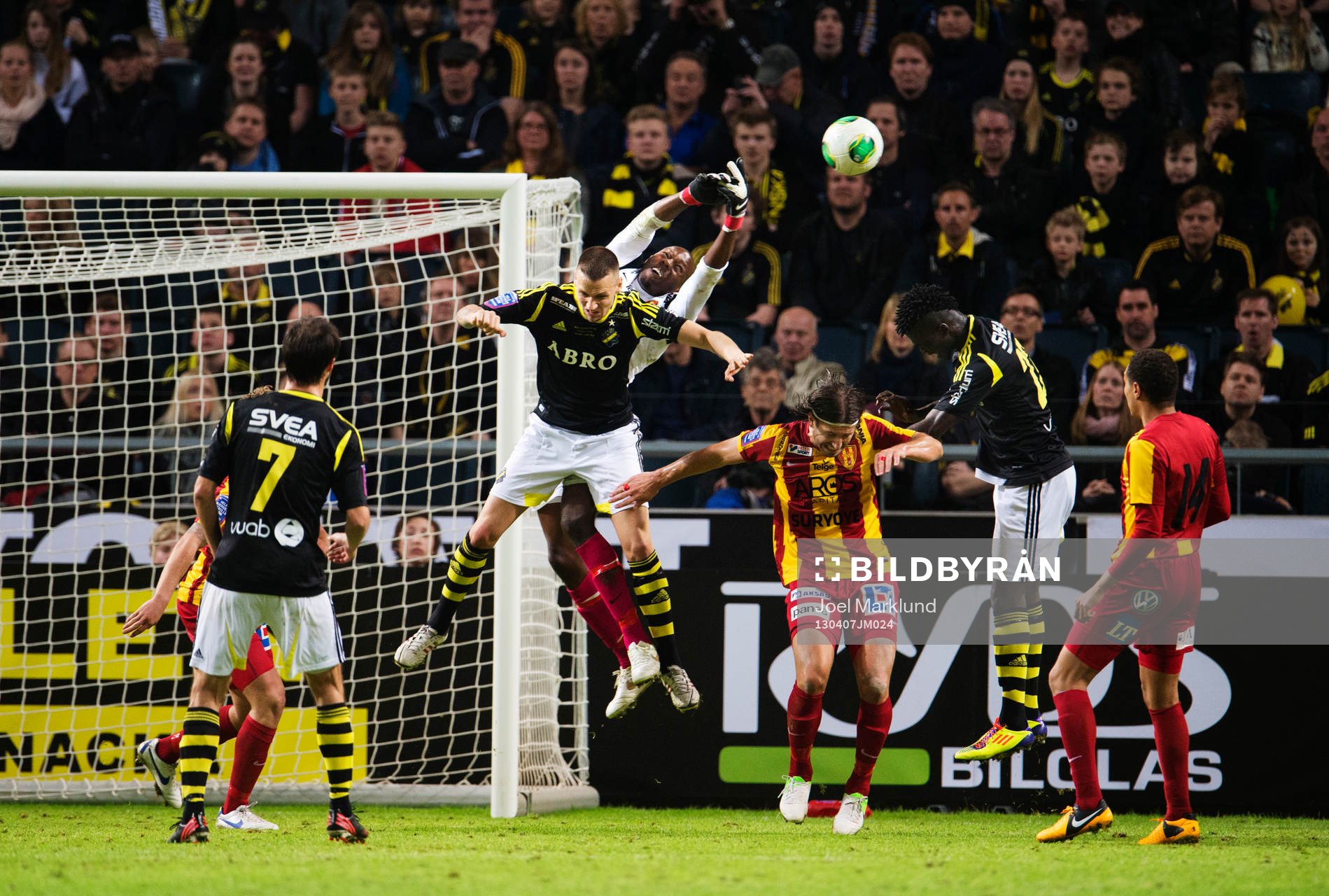 Alexander Milosevic, AIK, oroar framför Dwayne Miller,