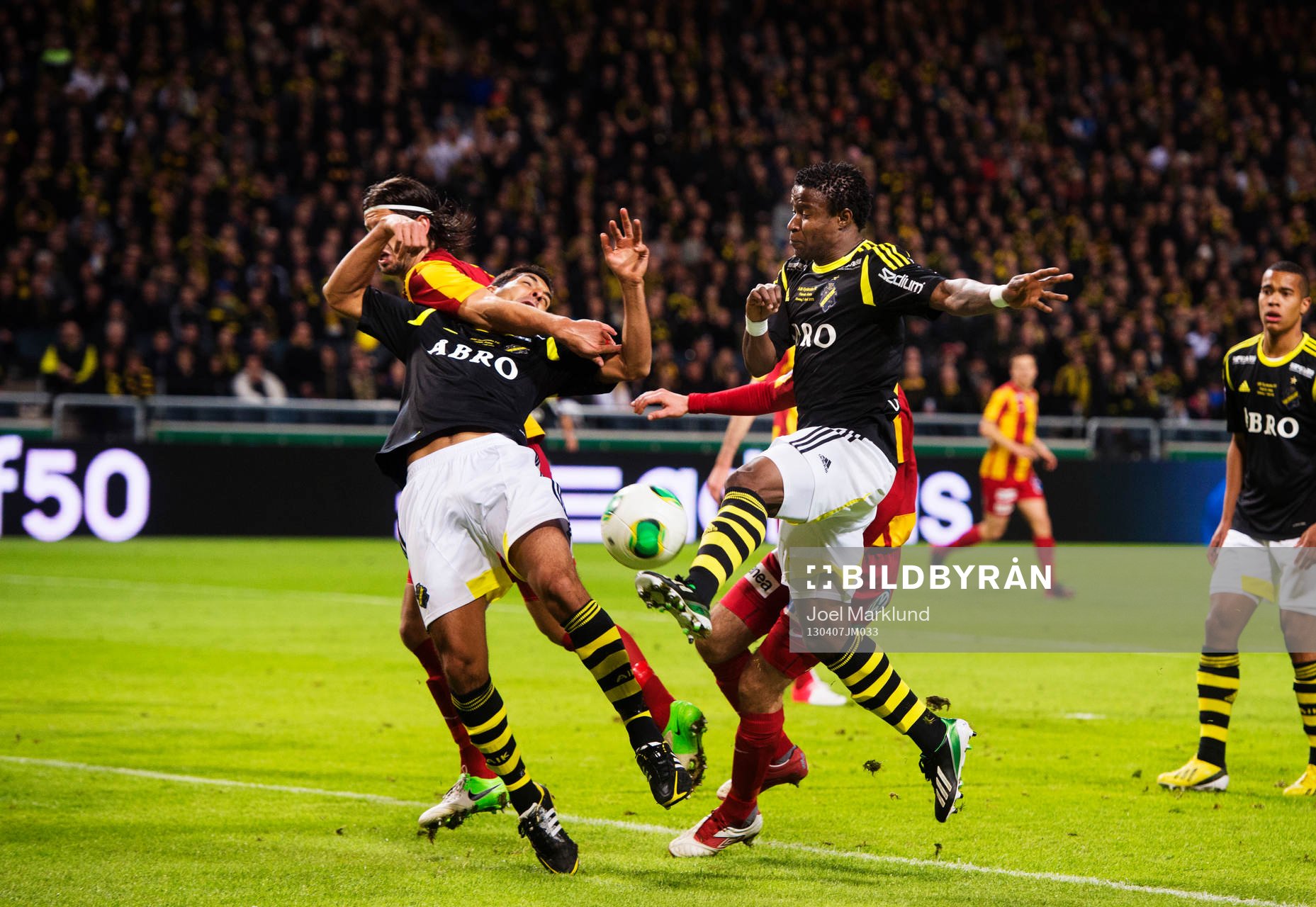 Celso Borges, AIK, stoppas av Haris Skenderovic, Syrianska,