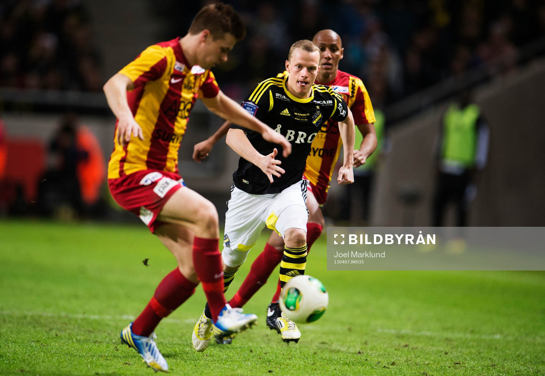 Daniel Gustavsson, AIK, jagar bollen